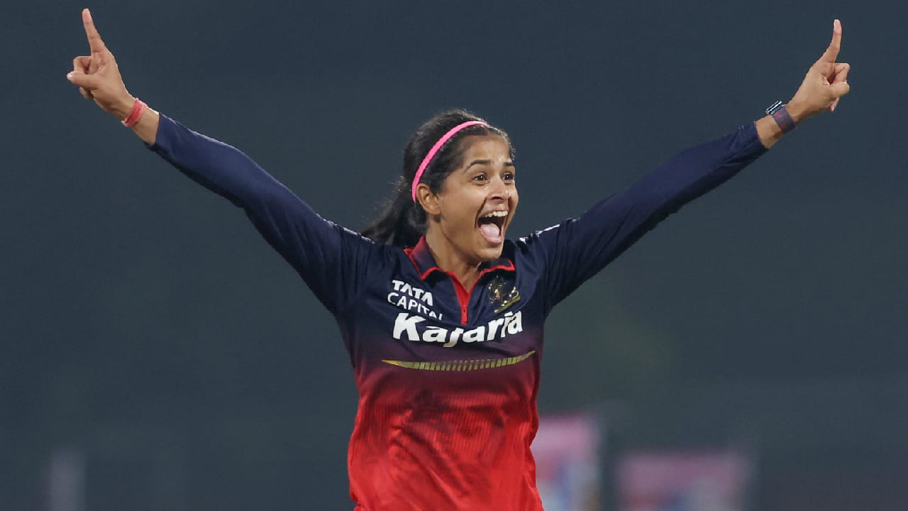 WPL 2026: ವುಮೆನ್ಸ್​ ಪ್ರೀಮಿಯರ್ ಲೀಗ್​ನಲ್ಲಿ ರಾಯಲ್ ಚಾಲೆಂಜರ್ಸ್ ಬೆಂಗಳೂರು (RCB) ತಂಡದ ಆಲ್​ರೌಂಡರ್ ಶ್ರೇಯಾಂಕಾ ಪಾಟೀಲ್ (Shreyanka Patil) ಹೊಸ ಇತಿಹಾಸ ನಿರ್ಮಿಸಿದ್ದಾರೆ. ಅದು ಕೂಡ 5 ವಿಕೆಟ್​ ಕಬಳಿಸುವ ಮೂಲಕ. ಈ ಐದು ವಿಕೆಟ್​ಗಳೊಂದಿಗೆ ಭರ್ಜರಿ ದಾಖಲೆಯೊಂದನ್ನು ತಮ್ಮದಾಗಿಸಿಕೊಂಡಿದ್ದಾರೆ.