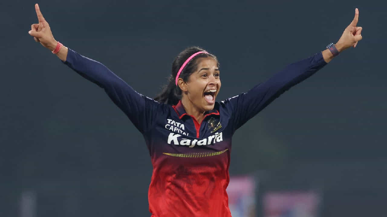WPL 2026: ವುಮೆನ್ಸ್ ಪ್ರೀಮಿಯರ್ ಲೀಗ್ನಲ್ಲಿ ರಾಯಲ್ ಚಾಲೆಂಜರ್ಸ್ ಬೆಂಗಳೂರು (RCB) ತಂಡದ ಆಲ್ರೌಂಡರ್ ಶ್ರೇಯಾಂಕಾ ಪಾಟೀಲ್ (Shreyanka Patil) ಹೊಸ ಇತಿಹಾಸ ನಿರ್ಮಿಸಿದ್ದಾರೆ. ಅದು ಕೂಡ 5 ವಿಕೆಟ್ ಕಬಳಿಸುವ ಮೂಲಕ. ಈ ಐದು ವಿಕೆಟ್ಗಳೊಂದಿಗೆ ಭರ್ಜರಿ ದಾಖಲೆಯೊಂದನ್ನು ತಮ್ಮದಾಗಿಸಿಕೊಂಡಿದ್ದಾರೆ.