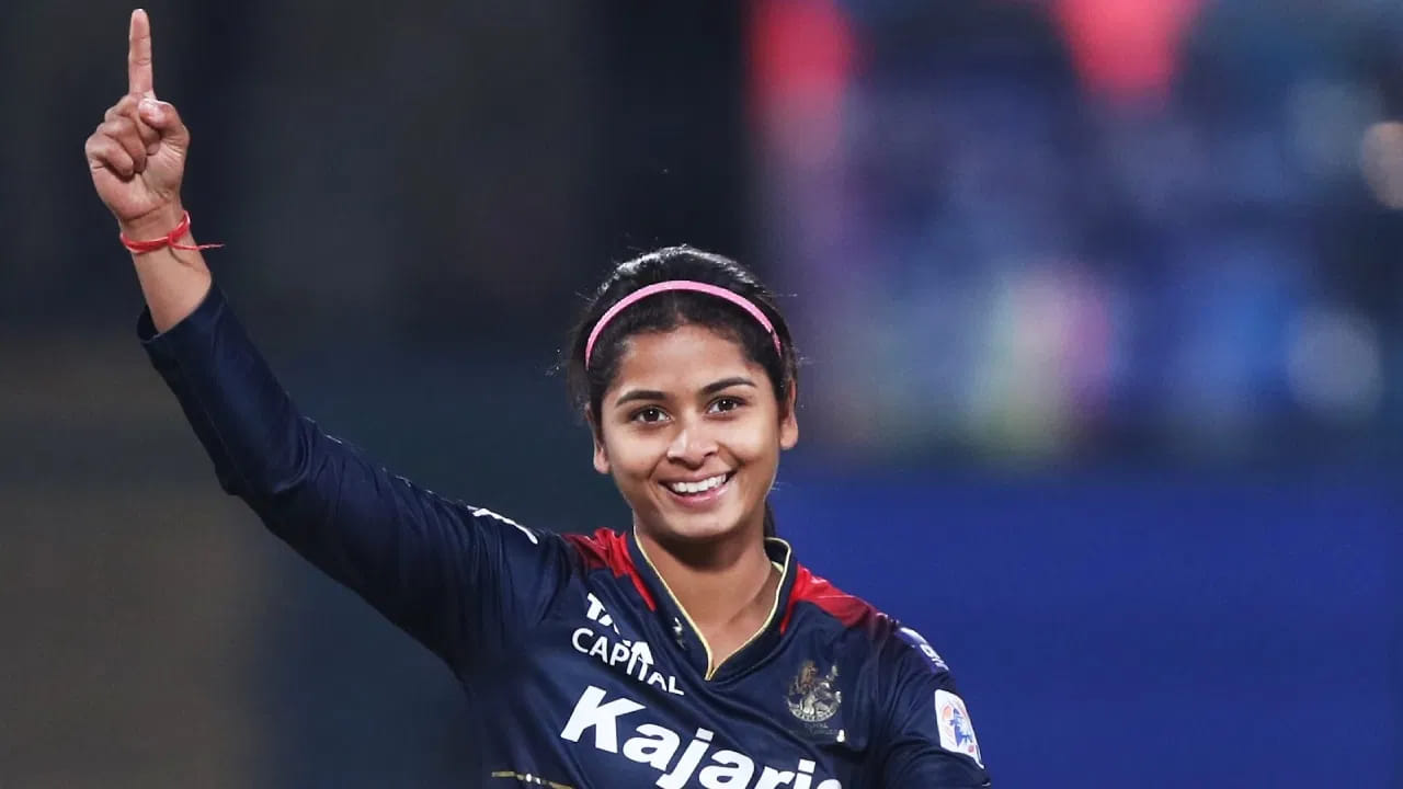 ಇದಕ್ಕೂ ಮುನ್ನ ಈ ದಾಖಲೆ ಕನ್ನಡತಿ ಶ್ರೇಯಾಂಕಾ ಪಾಟೀಲ್ ಹೆಸರಿನಲ್ಲಿತ್ತು. 2024 ರಲ್ಲಿ ಶ್ರೇಯಾಂಕಾ 8 ಪಂದ್ಯಗಳ ಮೂಲಕ 13 ವಿಕೆಟ್ ಕಬಳಿಸಿದ್ದರು. ಈ ಹದಿಮೂರು ವಿಕೆಟ್ಗಳೊಂದಿಗೆ ಆರ್ಸಿಬಿ ಪರ ಸೀಸನ್ವೊಂದರಲ್ಲಿ ಅತ್ಯಧಿಕ ವಿಕೆಟ್ ಕಬಳಿಸಿದ ದಾಖಲೆ ನಿರ್ಮಿಸಿದ್ದರು.