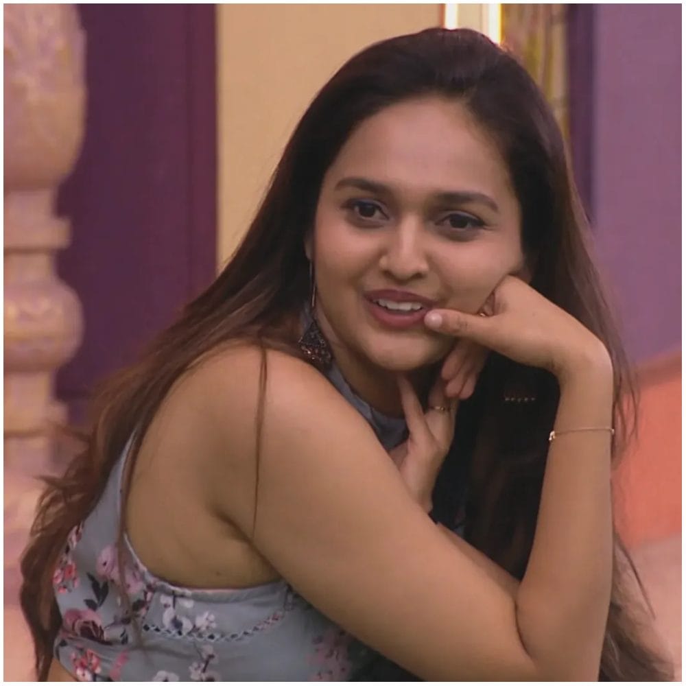 ಕಲರ್ಸ್​ ಖೋಟಾ ಮೇಲೆ ಇದ್ದಾರೆ ಎಂಬ ಆರೋಪ ಹೊತ್ತಿದ್ದ ಸ್ಪಂದನಾ ಅವರು 98ನೇ ದಿನ ಎಲಿಮಿನೇಟ್ ಆದರು. ಅವರು ಆರೋಪವನ್ನು ಅಲ್ಲೆಗಳೆದಿದ್ದರು. 