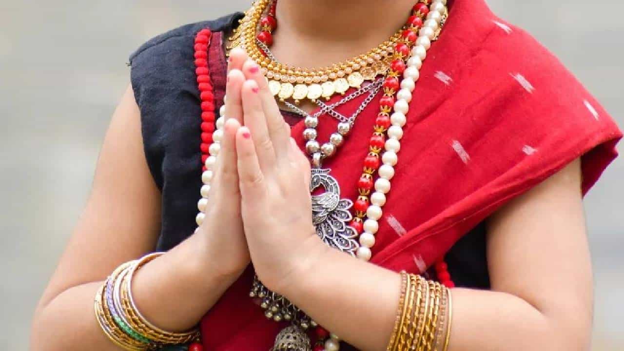 Spiritual Greetings: ಹಿರಿಯರಿಗೆ ನಮಸ್ಕಾರ ಮಾಡುವಾಗ ಈ ತಪ್ಪು ಮಾಡಲೇಬೇಡಿ; ಜ್ಯೋತಿಷ್ಯ ಸಲಹೆ ಇಲ್ಲಿದೆ