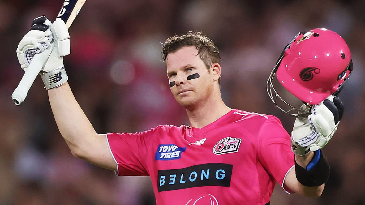 ಇದೀಗ ಈ ದಾಖಲೆಯನ್ನು ಸ್ಟೀವ್ ಸ್ಮಿತ್ ಅಳಿಸಿ ಹಾಕಿದ್ದಾರೆ. ಬಿಗ್ ಬ್ಯಾಷ್ ಲೀಗ್‌ನಲ್ಲಿ ಈವರೆಗೆ 55 ಇನಿಂಗ್ಸ್ ಆಡಿರುವ ಸ್ಮಿತ್ ಒಟ್ಟು 4 ಶತಕ ಬಾರಿಸಿದ್ದಾರೆ. ಈ ಮೂಲಕ ಬಿಬಿಎಲ್ ನ ಸೆಂಚುರಿ ಸರದಾರ ಎನಿಸಿಕೊಂಡಿದ್ದಾರೆ.