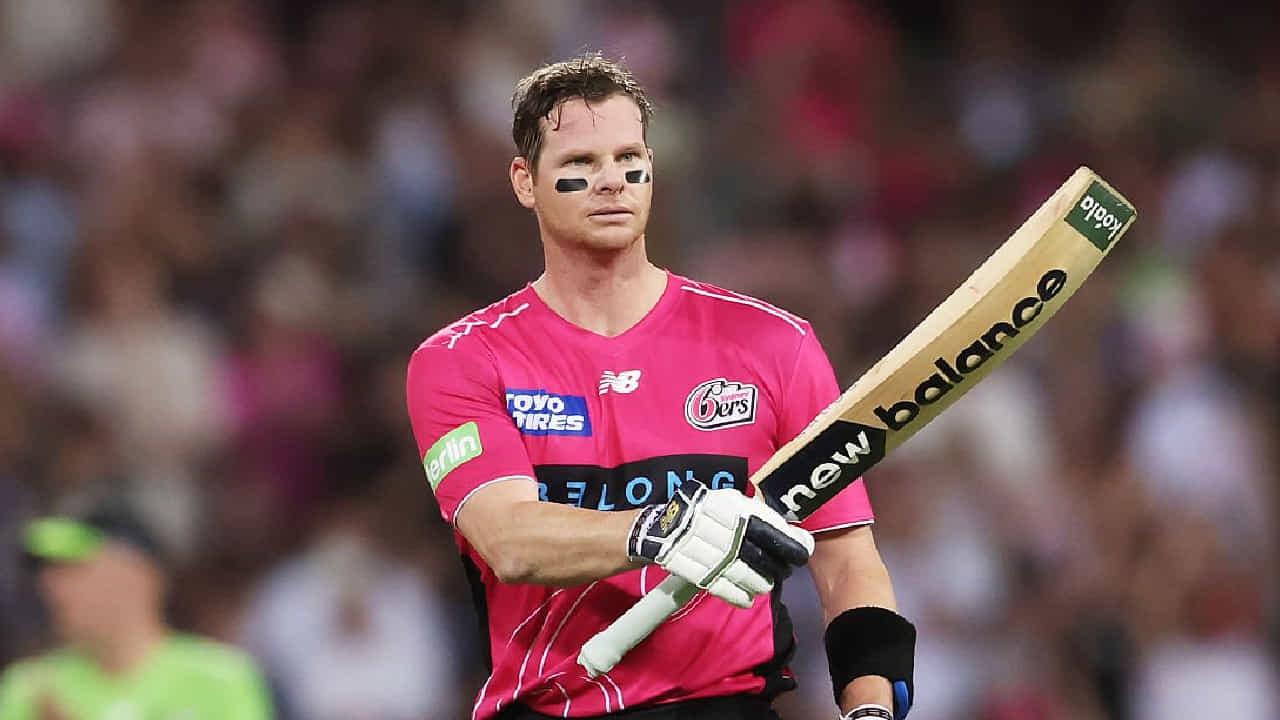 ಬಿಗ್ ಬ್ಯಾಷ್ ಲೀಗ್ನಲ್ಲಿ ಸ್ಟೀವ್ ಸ್ಮಿತ್ (Steve Smith) ಹೊಸ ಇತಿಹಾಸ ನಿರ್ಮಿಸಿದ್ದಾರೆ. ಅದು ಸಹ ಭರ್ಜರಿ ಶತಕ ಸಿಡಿಸುವ ಮೂಲಕ ಎಂಬುದು ವಿಶೇಷ. ಬಿಬಿಎಲ್ ನ 37ನೇ ಪಂದ್ಯದಲ್ಲಿ ಸಿಡ್ನಿ ಥಂಡರ್ ಹಾಗೂ ಸಿಡ್ನಿ ಸಿಕ್ಸರ್ಸ್ ತಂಡಗಳು ಮುಖಾಮುಖಿಯಾಗಿದ್ದವು.