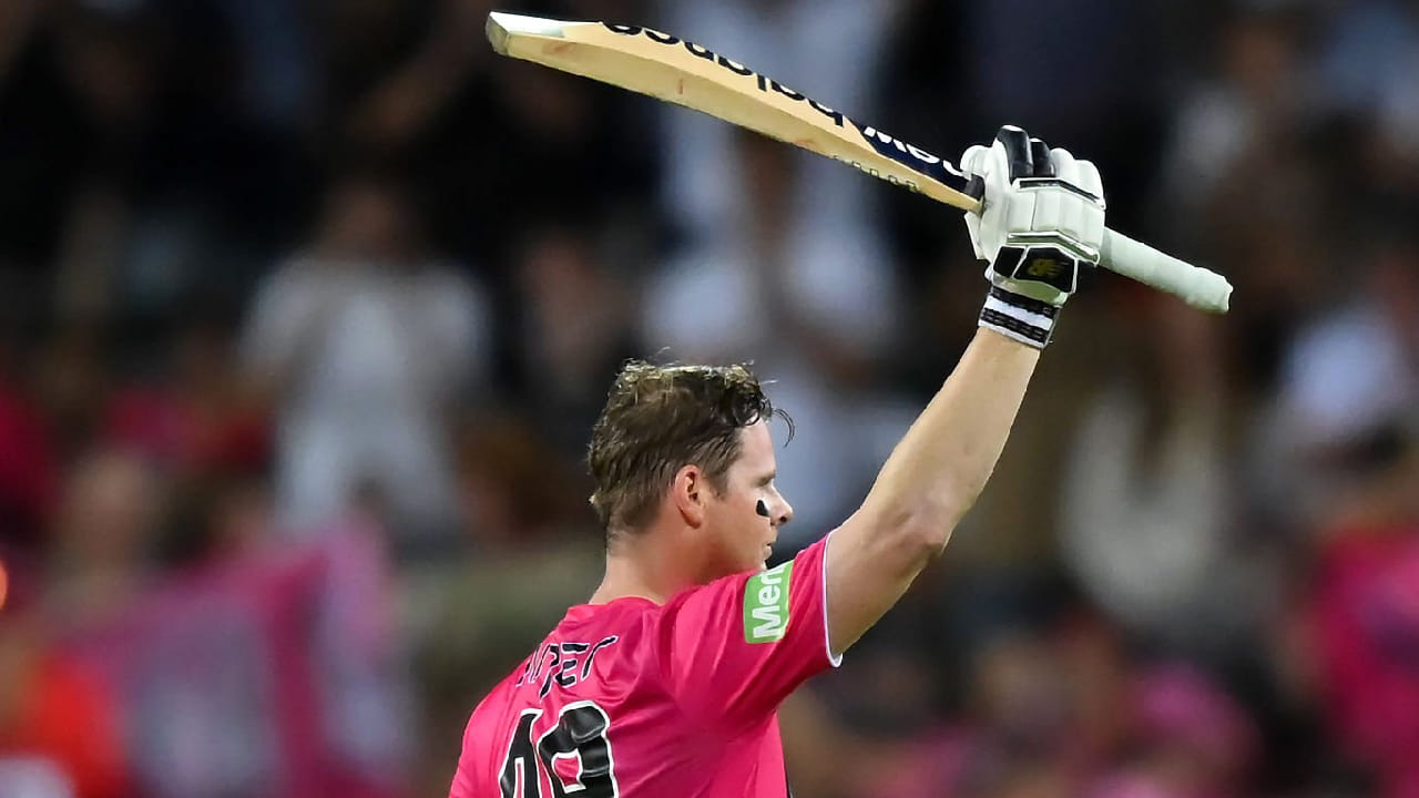 ಈ ಶತಕದೊಂದಿಗೆ ಬಿಗ್ ಬ್ಯಾಷ್ ಲೀಗ್ ಇತಿಹಾಸದಲ್ಲೇ ಅತ್ಯಧಿಕ ಸೆಂಚುರಿ ಸಿಡಿಸಿದ ದಾಖಲೆಯನ್ನು ಸ್ಟೀವ್ ಸ್ಮಿತ್ ತಮ್ಮದಾಗಿಸಿಕೊಂಡರು. ಇದಕ್ಕೂ ಮುನ್ನ ಈ ಭರ್ಜರಿ ದಾಖಲೆ ಡೇವಿಡ್ ವಾರ್ನರ್ ಹೆಸರಿನಲ್ಲಿತ್ತು.