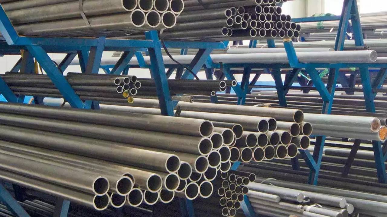 ಉದ್ಯಮ ಮತ್ತು ವ್ಯವಹಾರ: ಕೈಗಾರಿಕಾ ಉತ್ಪನ್ನ ಹಾಗೂ ಹೂಡಿಕೆ ಭರವಸೆದಾಯಕವಾಗಿರುವ ಹಿನ್ನೆಲೆಯಲ್ಲಿ ಉದ್ಯಮ ವಲಯ, ಈ ಪರಿಸ್ಥಿತಿಯನ್ನು ಸರ್ಕಾರ ಸದ್ಬಳಕೆ ಮಾಡಿಕೊಳ್ಳಲೆಂದು ಆಶಿಸಿದೆ. ಉದ್ಯಮ ವಲಯದ ನಿಯಮಗಳನ್ನು ಸರಳಗೊಳಿಸುವುದು, ಇನ್ಫ್ರಾಸ್ಟ್ರಕ್ಚರ್ಗೆ ವೆಚ್ಚ ಮಾಡುವುದು, ಬಂಡವಾಳ ಸುಲಭವಾಗಿ ಸಿಗುವಂತಾಗುವುದು ಈ ನಿಟ್ಟಿನಲ್ಲಿ ಸರ್ಕಾರ ನೀತಿ ರೂಪಿಸಲಿ ಎಂದು ಉದ್ಯಮ ವಲಯ ಬಯಸುತ್ತಿದೆ.