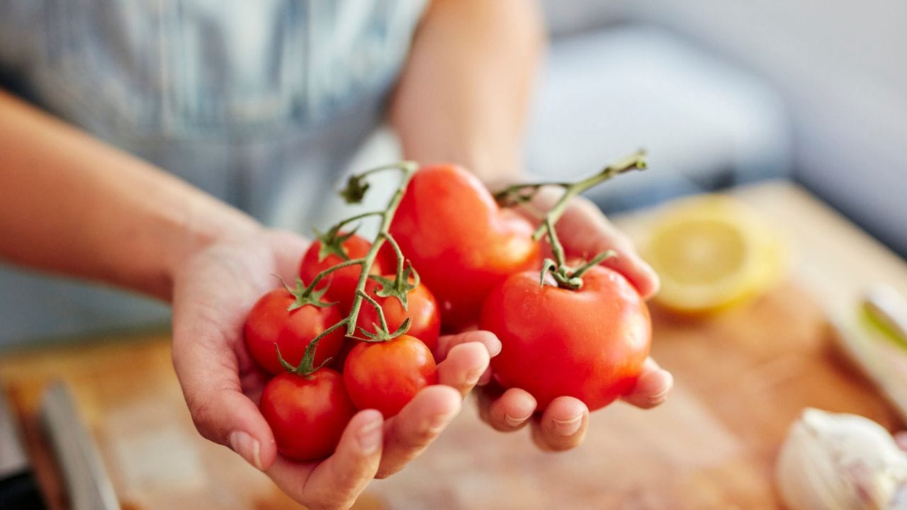 ಟೊಮೆಟೊ ಫ್ರಿಡ್ಜ್ ನಲ್ಲಿಟ್ಟರೆ ಏನಾಗುತ್ತೆ ಗೊತ್ತಾ? ಈ ವಿಷಯ ತಿಳಿದ್ರೆ ನಿಜವಾಗಲೂ ಶಾಕ್ ಆಗುತ್ತೆ! ಟೊಮೆಟೊ ಫ್ರಿಡ್ಜ್ ನಲ್ಲಿಟ್ಟರೆ ಏನಾಗುತ್ತೆ ಗೊತ್ತಾ? ಈ ವಿಷಯ ತಿಳಿದ್ರೆ ನಿಜವಾಗಲೂ ಶಾಕ್ ಆಗುತ್ತೆ!