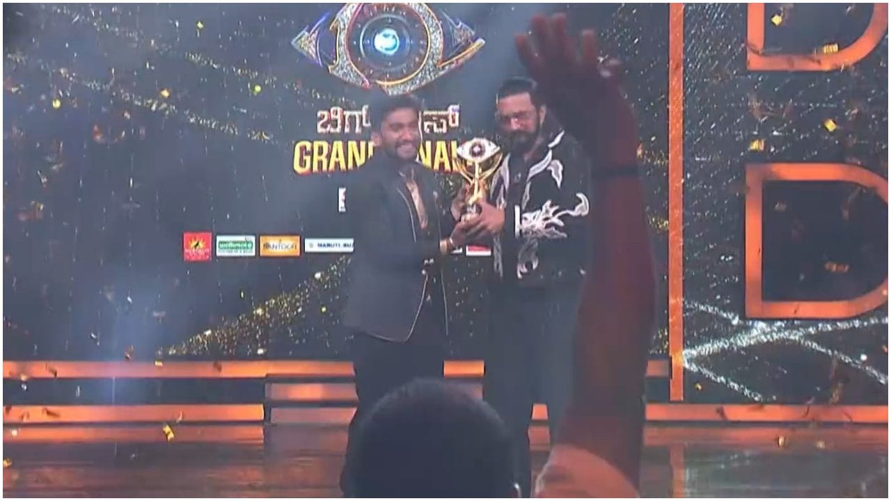 ಸುದೀಪ್ ಕಡೆಯಿಂದ ಗಿಲ್ಲಿಗೆ 10 ಲಕ್ಷ  ರೂಪಾಯಿ ಸಿಗುತ್ತಿದೆ. ಈ ಬಗ್ಗೆ ಅವರು ಘೋಷಣೆ ಮಾಡಿದರು. ಮುಂದಿನ ದಿನಗಳಲ್ಲಿ ಅವರಿಗೆ ಸಾಕಷ್ಟು ಸಿನಿಮಾ ಆಫರ್​​ಗಳು ಕೂಡ ಬರುವ ಸಾಧ್ಯತೆ ಇದೆ. ಗಿಲ್ಲಿ ಅವರನ್ನು ನೋಡಲು ಜಾಲಿವುಡ್ ಸ್ಟುಡಿಯೋ ಹೊರಗೆ ಸಾಕಷ್ಟು ಜನರು ಸೇರಿದ್ದರು. 