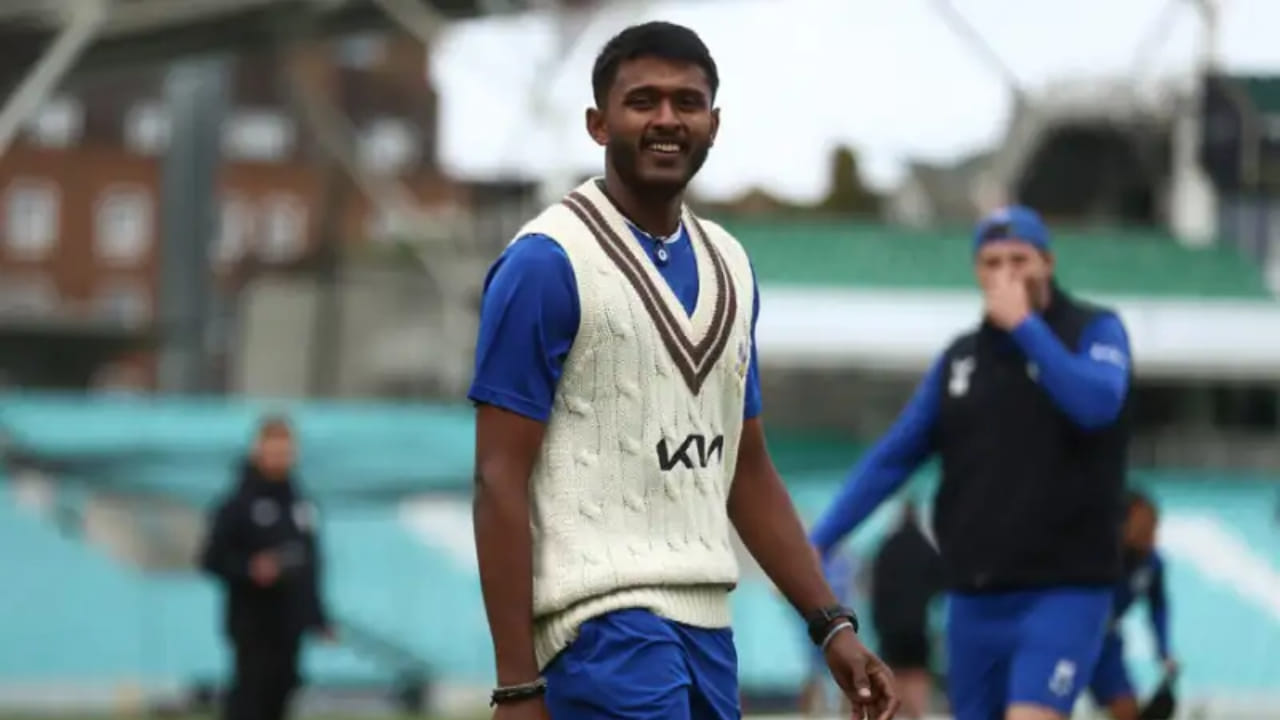 ವಾಸ್ತವವಾಗಿ ಕೆಲವು ದಿನಗಳ ಹಿಂದೆ ಅಭ್ಯಾಸದ ಸಮಯದಲ್ಲಿ ಸಾಯಿ ಸುದರ್ಶನ್​ ಅವರ ಪಕ್ಕೆಲುಬುಗಳಿಗೆ ಚೆಂಡು ತಗುಲಿತ್ತು. ಇದರ ನಡುವೆ ವಿಜಯ್ ಹಜಾರೆ ಟ್ರೋಫಿಯಲ್ಲಿ ಆಡುತ್ತಿದ್ದ ಸುದರ್ಶನ್ ಮಧ್ಯಪ್ರದೇಶ ವಿರುದ್ಧದ ಪಂದ್ಯದಲ್ಲಿ ಅರ್ಧಶತಕದ ಇನ್ನಿಂಗ್ಸ್ ಕೂಡ ಆಡಿದ್ದರು. ಆದರೆ ಅದೇ ಪಂದ್ಯದಲ್ಲಿ ರನ್​ಗಾಗಿ ಓಡುವ ವೇಳೆ ಸುದರ್ಶನ್​ಗೆ ಪಕ್ಕೆಲುಬು ನೋವು ಮತ್ತಷ್ಟು ಹೆಚ್ಚಾಗಿತ್ತು. 