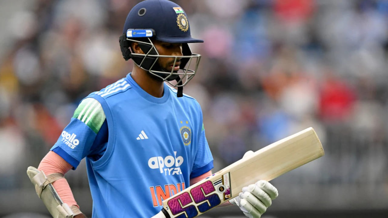 ವಡೋದರಾದಲ್ಲಿ ನಡೆದ ಮೊದಲ ಏಕದಿನ ಪಂದ್ಯದ ವೇಳೆ ವಾಷಿಂಗ್ಟನ್ ಸುಂದರ್ ಬೆನ್ನು ನೋವಿಗೆ ತುತ್ತಾಗಿದ್ದರು. ಇದರಿಂದಾಗಿ ಅವರು ಅರ್ಧಕ್ಕೆ ಆಟ ನಿಲ್ಲಿಸಿ ಮೈದಾನವನ್ನು ತೊರೆದಿದ್ದರು. ಆ ಬಳಿಕ ಸುಂದರ್​ಗೆ ವೈದ್ಯಕೀಯ ಪರೀಕ್ಷೆ ಮಾಡಲಾಗಿದ್ದು, ಅವರಿಗೆ ಕೆಲವು ವಾರಗಳ ಕಾಲ ವಿಶ್ರಾಂತಿ ಪಡೆಯಲು ಸೂಚಿಸಲಾಗಿದೆ. ವರದಿಗಳ ಪ್ರಕಾರ, ವೈದ್ಯಕೀಯ ತಂಡವು ಸುಂದರ್‌ಗೆ ಎರಡು ವಾರಗಳ ಕಾಲ ವಿಶ್ರಾಂತಿ ಪಡೆಯಲು ಸೂಚಿಸಿದೆ. ಹೀಗಾಗಿ ಅವರು ಮುಂದಿನ ವಾರ ಚೇತರಿಸಿಕೊಳ್ಳಲು ಬಿಸಿಸಿಐನ ಸೆಂಟರ್ ಆಫ್ ಎಕ್ಸಲೆನ್ಸ್‌ಗೆ ತೆರಳಲಿದ್ದಾರೆ.