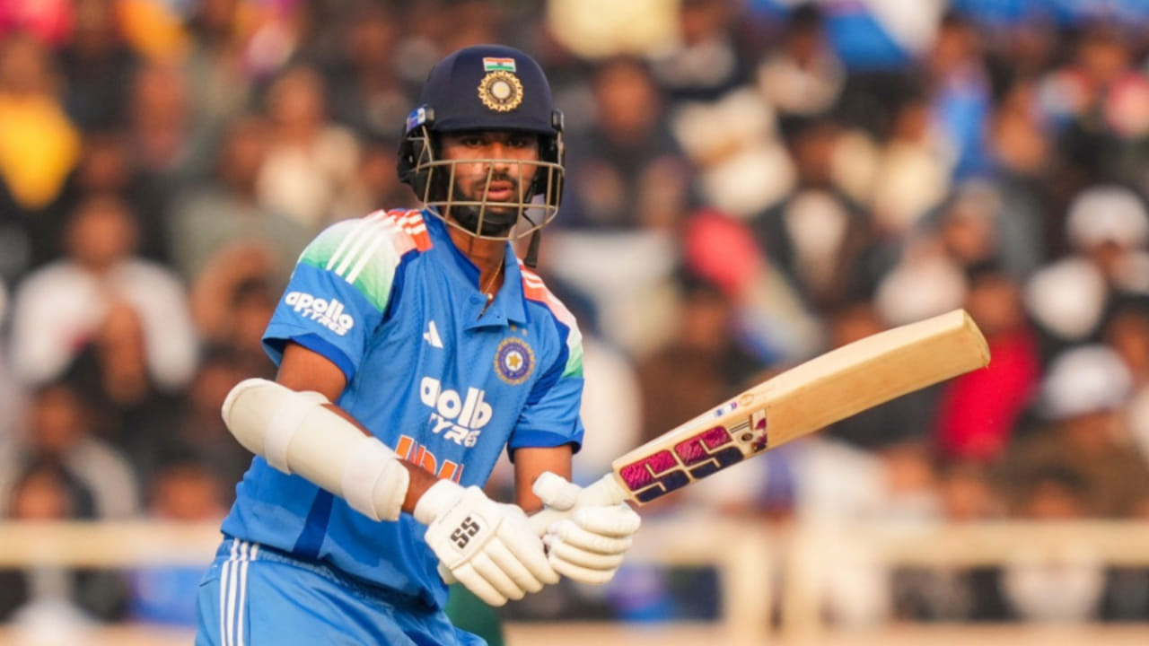 ನ್ಯೂಜಿಲೆಂಡ್ ವಿರುದ್ಧ ಮೂರು ಪಂದ್ಯಗಳ ಏಕದಿನ ಸರಣಿ ಆಡುತ್ತಿರುವ ಟೀಂ ಇಂಡಿಯಾ ಸರಣಿಯ ಎರಡನೇ ಪಂದ್ಯದಲ್ಲಿ ಏಕಪಕ್ಷೀಯ ಸೋಲು ಅನುಭವಿಸಿತು. ಹೀಗಾಗಿ ಸರಣಿ ಪ್ರಸ್ತುತ 1-1 ರಿಂದ ಸಮಬಲಗೊಂಡಿದೆ. ಇದೀಗ ಸರಣಿ ಭಾರತದ ಪಾಲಾಗಬೇಕಾದರೆ, ಮೂರನೇ ಪಂದ್ಯವನ್ನು ಗೆಲ್ಲಲೇಬೇಕಾಗಿದೆ. ಇದೆಲ್ಲದರ ನಡುವೆ ತಂಡಕ್ಕೆ ದೊಡ್ಡ ಆಘಾತವೊಂದು ಎದುರಾಗಿದ್ದು, ಸ್ಟಾರ್ ಆಲ್‌ರೌಂಡರ್ ವಾಷಿಂಗ್ಟನ್ ಸುಂದರ್ ಟಿ20 ಸರಣಿಗೂ ಅಲಭ್ಯ ಎನ್ನಲಾಗುತ್ತಿದೆ.
