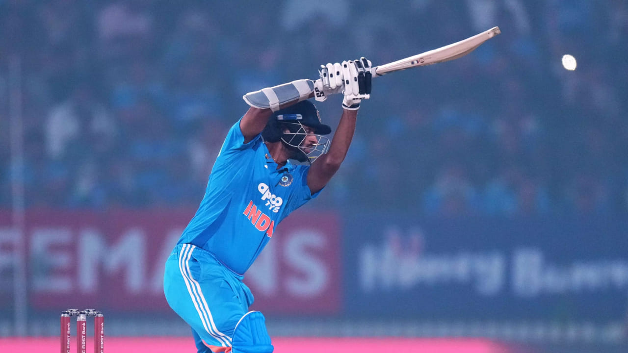 ವಡೋದರಾದಲ್ಲಿ ನಡೆದ ನ್ಯೂಜಿಲೆಂಡ್ ವಿರುದ್ಧದ ಮೊದಲ ಏಕದಿನ ಪಂದ್ಯದಲ್ಲಿ ಭಾರತ ತಂಡ ಜಯ ಸಾಧಿಸುವುದರೊಂದಿಗೆ ಸರಣಿಯನ್ನು ಗೆಲುವಿನೊಂದಿಗೆ ಆರಂಭಿಸಿತು. ಆದರೆ ಈ ಗೆಲುವಿನ ನಡುವೆಯೂ, ತಂಡಕ್ಕೆ ವಾಷಿಂಗ್ಟನ್ ಸುಂದರ್ ಅವರ ಗಾಯದ ರೂಪದಲ್ಲಿ ಆಘಾತ ಎದುರಾಗಿದೆ. ಸುಂದರ್ ಗಾಯ ಗಂಭೀರವಾಗಿದ್ದು ಅವರನ್ನು ಸರಣಿಯಿಂದ ಹೊರಗಿಡಲಾಗಿದೆ.