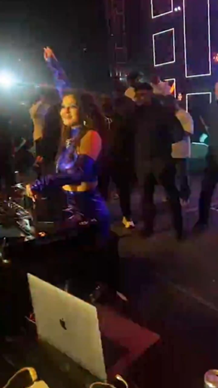 ಹೀಗಿತ್ತು ಸನ್ನಿ ಲಿಯೋನಿಯ ನ್ಯೂ ಯಿಯರ್ ಪಾರ್ಟಿ: ವಿಡಿಯೋ