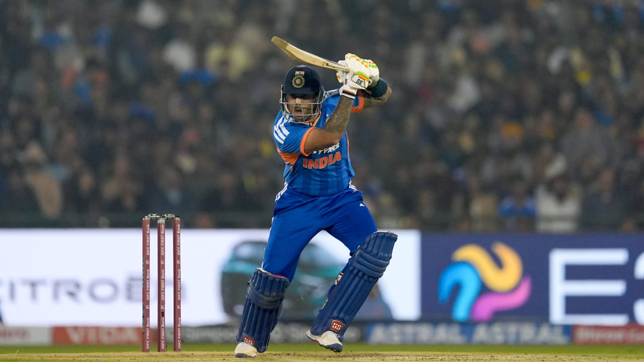 ಕಳೆದ ಒಂದು ವರ್ಷದಿಂದ ಒಂದೇ ಒಂದು ಅರ್ಧಶತಕವನ್ನು ಬಾರಿಸಲಾಗದೆ ಕಳಪೆ ಫಾರ್ಮ್​ನಿಂದ ಬಳಲುತ್ತಿದ್ದ ಸೂರ್ಯ, ಇದರ ಪರಿಣಾಮವಾಗಿ ಕಳೆದ ವಾರ ಟಾಪ್ 10 ರಿಂದ ಹೊರಬಿದ್ದಿದ್ದರು. ಆದರೆ ಈಗ ಮತ್ತೆ ಟಾಪ್ 10 ರೊಳಗೆ ಪ್ರವೇಶಿಸಿದ್ದು, ಟ್ರಾವಿಸ್ ಹೆಡ್, ಮಿಚೆಲ್ ಮಾರ್ಷ್, ಟಿಮ್ ಸೀಫರ್ಟ್, ಟಿಮ್ ಡೇವಿಡ್ ಮತ್ತು ಡೆವಾಲ್ಡ್ ಬ್ರೆವಿಸ್ ಅವರನ್ನು ಹಿಂದಿಕ್ಕಿದ್ದಾರೆ.