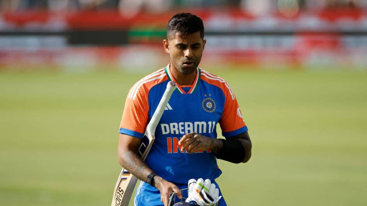 ಭಾರತ ಟಿ20 ತಂಡದ ನಾಯಕ ಸೂರ್ಯಕುಮಾರ್ ಯಾದವ್ ಕಳೆದೊಂದು ವರ್ಷದಿಂದ ಉತ್ತಮ ಫಾರ್ಮ್​ನಲಿಲ್ಲ. ಅವರ ಬ್ಯಾಟ್​ನಿಂದ ಕಳೆದೊಂದು ವರ್ಷದಲ್ಲಿ ಒಂದೇ ಒಂದು ಅರ್ಧಶತಕ ಸಿಡಿದಿಲ್ಲ. ಆಗಿದ್ದರೂ ಅವರಿಗೆ ತಂಡದಲ್ಲಿ ಸತತ ಅವಕಾಶಗಳು ಸಿಗುತ್ತಿವೆ. ಅದಕ್ಕೆ ಕಾರಣ ಅವರಿಗೆ ತಂಡದ ನಾಯಕತ್ವವಹಿಸಿರುವುದು. ಈ ಮಾತನ್ನು ಹಲವಾರು ಪಂಡಿತರು ಹಲವು ಬಾರಿ ಹೇಳಿದ್ದಾರೆ.