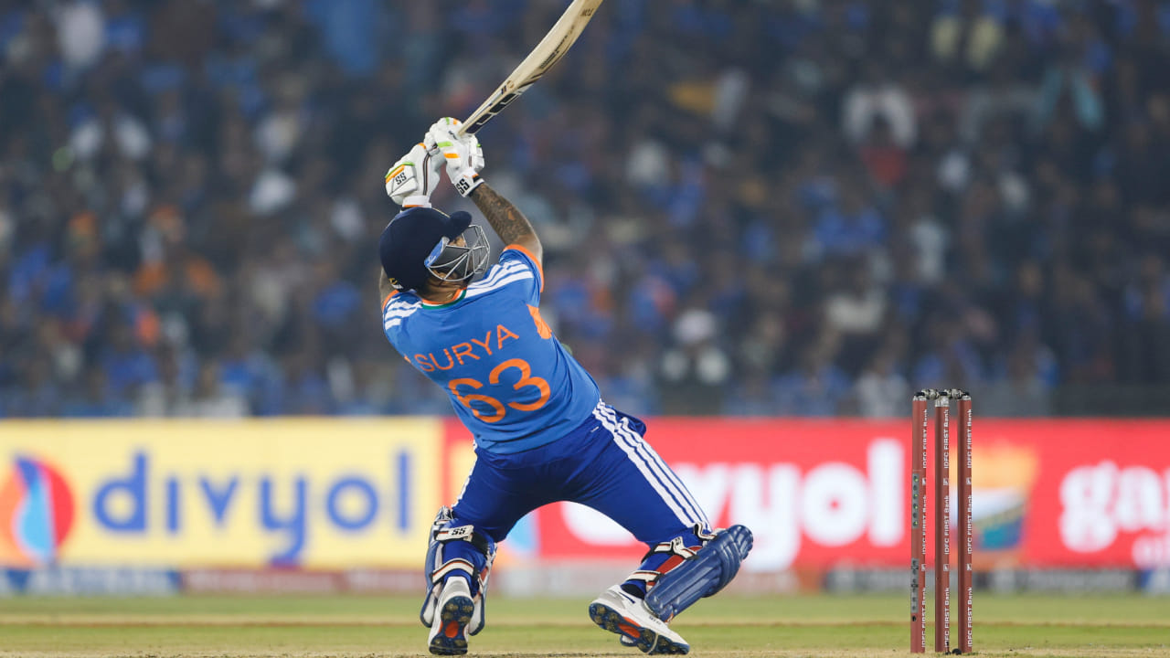 ನ್ಯೂಜಿಲೆಂಡ್ ವಿರುದ್ಧದ ಟಿ20 ಸರಣಿಯಲ್ಲಿ ಸೂರ್ಯಕುಮಾರ್ ಯಾದವ್ ಅಸಾಧಾರಣ ಪ್ರದರ್ಶನ ನೀಡಿದ್ದಾರೆ. ಆಡಿರುವ ಮೂರು ಪಂದ್ಯಗಳಲ್ಲಿ 171 ರನ್ ಕಲೆಹಾಕಿ ತಂಡದ ಪರ ಅತಿ ಹೆಚ್ಚು ರನ್ ಗಳಿಸಿದ ಆಟಗಾರ ಎನಿಸಿಕೊಂಡಿದ್ದಾರೆ. ಕಳೆದ ಎರಡು ಪಂದ್ಯಗಳಲ್ಲಿ 2 ಅರ್ಧಶತಕಗಳನ್ನು ಬಾರಿಸಿರುವ ಸೂರ್ಯ 200 ಕ್ಕಿಂತ ಹೆಚ್ಚು ಸ್ಟ್ರೈಕ್ ರೇಟ್​ನಲ್ಲಿ ಬ್ಯಾಟ್ ಬೀಸಿದ್ದಾರೆ. 