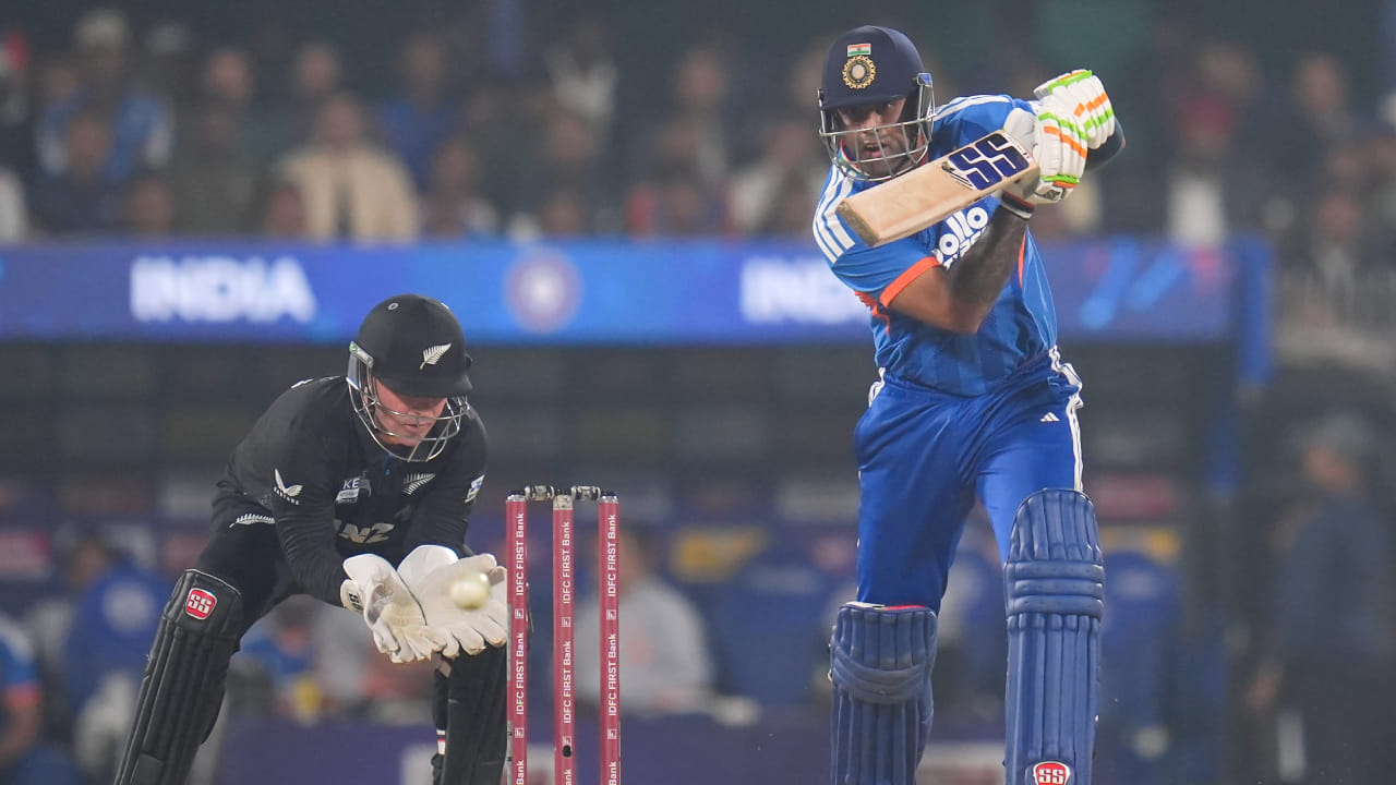 ನ್ಯೂಜಿಲೆಂಡ್ ವಿರುದ್ಧದ ಟಿ20 ಸರಣಿಯಲ್ಲಿ ಅದ್ಭುತ ಪ್ರದರ್ಶನ ನೀಡಿದ ಸೂರ್ಯಕುಮಾರ್ ಯಾದವ್​ಗೆ ಐಸಿಸಿಯಿಂದ ಭರ್ಜರಿ ಬಹುಮಾನ ಸಿಕ್ಕಿದೆ. ಐಸಿಸಿ ಬಿಡುಗಡೆ ಮಾಡಿರುವ ನೂತನ ಟಿ20 ಶ್ರೇಯಾಂಕದಲ್ಲಿ ಐವರು ಬ್ಯಾಟ್ಸ್‌ಮನ್‌ಗಳನ್ನು ಹಿಂದಿಕ್ಕಿ ಏಳನೇ ಸ್ಥಾನಕ್ಕೇರಿದ್ದಾರೆ. 