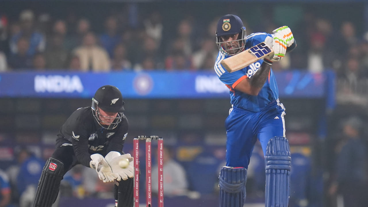 ಸೂರ್ಯಕುಮಾರ್ ಯಾದವ್ ಈ ಸರಣಿಯಲ್ಲಿ ಕ್ರಮವಾಗಿ 32 ರನ್, ಎರಡನೇ ಪಂದ್ಯದಲ್ಲಿ ಅಜೇಯ 82 ರನ್, ಮೂರನೇ ಪಂದ್ಯದಲ್ಲೂ ಅಜೇಯ 57 ರನ್, ನಾಲ್ಕನೇ ಪಂದ್ಯದಲ್ಲಿ ಕೇವಲ 8 ರನ್, ಇದೀಗ ಐದನೇ ಪಂದ್ಯದಲ್ಲಿ 63 ರನ್ ಬಾರಿಸಿದರು. ಸೂರ್ಯಕುಮಾರ್ ಯಾದವ್ ಈ ಸರಣಿಯಲ್ಲಿ ಒಟ್ಟು 25 ಬೌಂಡರಿಗಳು ಮತ್ತು 14 ಸಿಕ್ಸರ್ಗಳನ್ನು ಬಾರಿಸಿದ್ದಾರೆ.