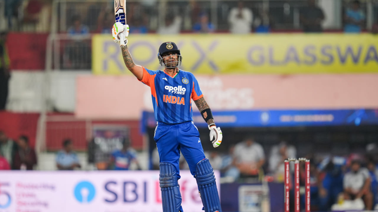 ತಿರುವನಂತಪುರದ ಗ್ರೀನ್ಫೀಲ್ಡ್ ಅಂತರರಾಷ್ಟ್ರೀಯ ಕ್ರೀಡಾಂಗಣದಲ್ಲಿ ನಡೆದ ಐದು ಪಂದ್ಯಗಳ ಟಿ20 ಸರಣಿಯ ಅಂತಿಮ ಪಂದ್ಯದಲ್ಲಿ ಟೀಂ ಇಂಡಿಯಾ ನಾಯಕ ಸೂರ್ಯಕುಮಾರ್ ಯಾದವ್ ಈ ಸರಣಿಯಲ್ಲಿ ಮೂರನೇ ಅರ್ಧಶತಕದ ಇನ್ನಿಂಗ್ಸ್ ಆಡಿದರು. ಇದರೊಂದಿಗೆ ವಿರಾಟ್ ಕೊಹ್ಲಿ ಅವರ ಪ್ರಮುಖ ದಾಖಲೆಯನ್ನು ಮುರಿದಿದಲ್ಲದೆ ವಿಶ್ವ ದಾಖಲೆಯನ್ನು ಸೃಷ್ಟಿಸಿದರು.