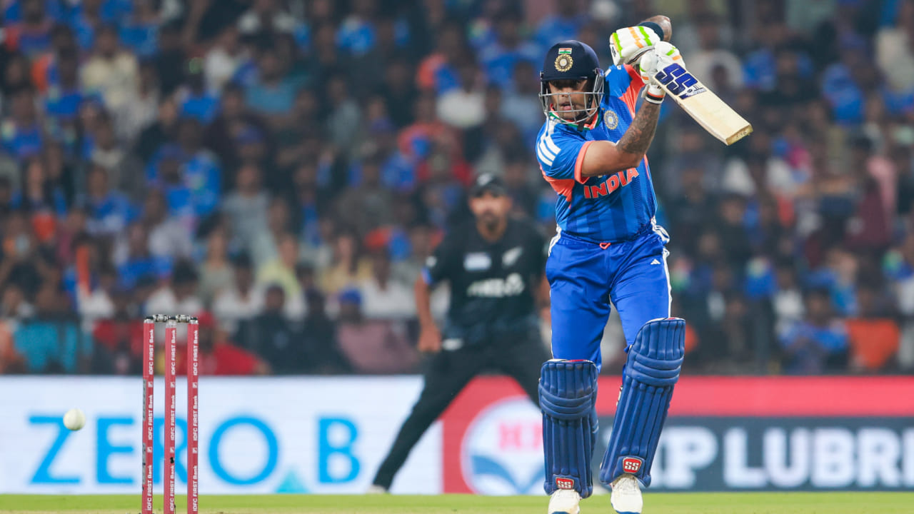 ಇದೀಗ 2026 ರ ವರ್ಷವನ್ನಾದರೂ ಸೂರ್ಯಕುಮಾರ್ ಯಾದವ್ ಉತ್ತಮವಾಗಿ ಆರಂಭಿಸುತ್ತಾರೆ ಎಂದು ಎಲ್ಲರೂ ಆಶಿಸಿದ್ದರು. ಅದರಂತೆ ಈ ಪಂದ್ಯದಲ್ಲಿ ಸೂರ್ಯ ಉತ್ತಮ ಆರಂಭ ಪಡೆದುಕೊಂಡರಾದರೂ ಅದನ್ನು ದೊಡ್ಡ ಇನ್ನಿಂಗ್ಸ್ ಆಗಿ ಪರಿವರ್ತಿಸಲು ಸಾಧ್ಯವಾಗಲಿಲ್ಲ. ಈ ಪಂದ್ಯದಲ್ಲಿ ಸೂರ್ಯ 22 ಎಸೆತಗಳಲ್ಲಿ 4 ಬೌಂಡರಿ ಹಾಗೂ 1 ಸಿಕ್ಸರ್ ಸಹಿತ 32 ರನ್ ಬಾರಿಸಿದರು.