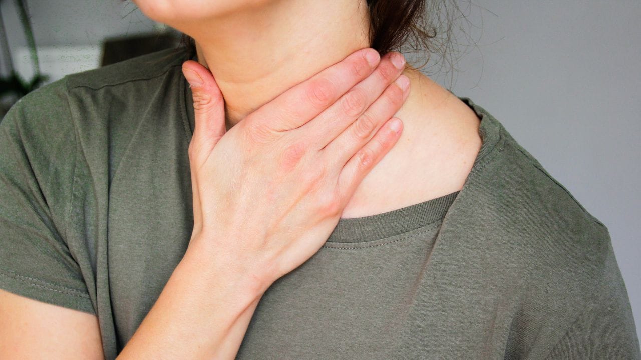 ಈ ಮೂರು ಲಕ್ಷಣಗಳು ಕಂಡು ಬಂದ್ರೆ ನಿರ್ಲಕ್ಷ್ಯ ಮಾಡಬೇಡಿ; ಇದು ಥೈರಾಯ್ಡ್ ಸಮಸ್ಯೆ ಬರುವ ಮುನ್ಸೂಚನೆಯಾಗಿರಬಹುದು ಈ ಮೂರು ಲಕ್ಷಣಗಳು ಕಂಡು ಬಂದ್ರೆ ನಿರ್ಲಕ್ಷ್ಯ ಮಾಡಬೇಡಿ; ಇದು ಥೈರಾಯ್ಡ್ ಸಮಸ್ಯೆ ಬರುವ ಮುನ್ಸೂಚನೆಯಾಗಿರಬಹುದು