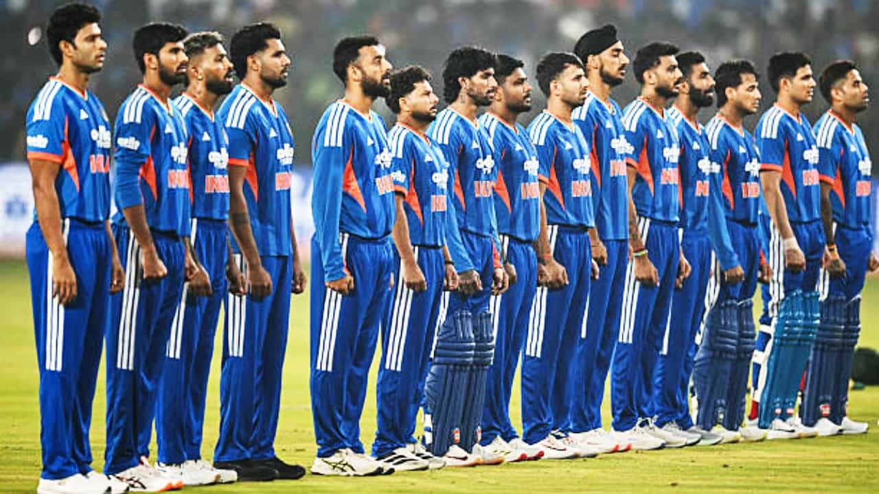 ಭಾರತ ಮತ್ತು ನ್ಯೂಝಿಲೆಂಡ್ ನಡುವಣ ಟಿ೨೦ ಸರಣಿ ಇಂದಿನಿಂದ (ಜ.21) ಶುರುವಾಗಲಿದೆ. ಈ ಪಂದ್ಯದಲ್ಲಿ ಟೀಮ್ ಪರ ಕಣಕ್ಕಿಳಿಯುವವರು ಯಾರು ಎಂಬುದೇ ಈಗ ಕುತೂಹಲ. ಏಕೆಂದರೆ ಭಾರತ ತಂಡದ ಕೊನೆಯ ಟಿ೨೦ ಪಂದ್ಯದಲ್ಲಿ ಕಾಣಿಸಿಕೊಂಡಿದ್ದ ತಿಲಕ್ ವರ್ಮಾ ಹಾಗೂ ಜಿತೇಶ್ ಶರ್ಮಾ ಈ ಸರಣಿಯಿಂದ ಹೊರಗುಳಿದಿದ್ದಾರೆ.