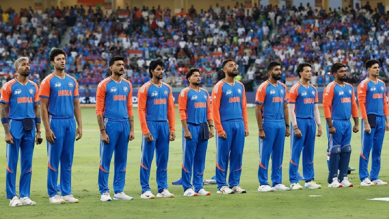 ಟಿ20 ವಿಶ್ವಕಪ್ಗೆ 15 ಸದಸ್ಯರುಗಳ ಭಾರತ ತಂಡವನ್ನು ಘೋಷಿಸಲಾಗಿದೆ. ಈ ತಂಡದಲ್ಲಿ ಸ್ಥಾನ ಪಡೆದಿದ್ದ ಟೀಮ್ ಇಂಡಿಯಾದ ಎಡಗೈ ದಾಂಡಿಗ ತಿಲಕ್ ವರ್ಮಾ ಗಾಯಗೊಂಡಿದ್ದಾರೆ. ಈ ಗಾಯದ ಕಾರಣ ಅವರು ಮುಂಬರುವ ಟಿ20 ಸರಣಿಯಲ್ಲಿ ಕಾಣಿಸಿಕೊಳ್ಳುವುದು ಅನುಮಾನ.