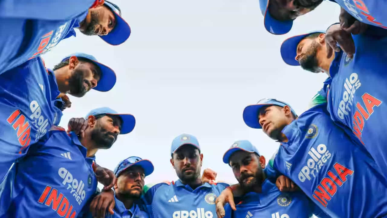 ಟೀಮ್ ಇಂಡಿಯಾದ 37 ವರ್ಷಗಳ ಗೆಲುವಿನ ನಾಗಾಲೋಟ ಕೊನೆಗೂ ಕೊನೆಗೊಂಡಿದೆ. ಅದು ಸಹ ಹೀನಾಯ ಸೋಲಿನೊಂದಿಗೆ. ಅಂದರೆ ಭಾರತ ತಂಡವು ಇದೇ ಮೊದಲ ಬಾರಿಗೆ ನ್ಯೂಝಿಲೆಂಡ್ ವಿರುದ್ಧ ತವರಿನಲ್ಲಿ ಏಕದಿನ ಸರಣಿ ಸೋತಿದೆ.