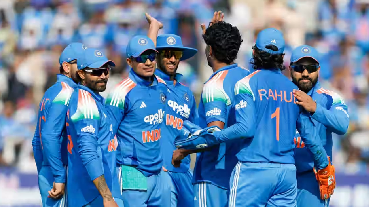 ಈ ಸರಣಿಯ ಮೊದಲ ಸರಣಿಯಲ್ಲಿ ಭಾರತ ತಂಡ 4 ವಿಕೆಟ್​ಗಳ ಜಯ ಸಾಧಿಸಿತ್ತು. ಆದರೆ ರಾಜ್​ಕೋಟ್ ನಲ್ಲಿ ನಡೆದ ದ್ವಿತೀಯ ಪಂದ್ಯದಲ್ಲಿ ಭಾರತ ತಂಡಕ್ಕೆ 7 ವಿಕೆಟ್‌ಗಳ ಸೋಲುಣಿಸುವಲ್ಲಿ ನ್ಯೂಝಿಲೆಂಡ್ ತಂಡ ಯಶಸ್ವಿಯಾಗಿತ್ತು. ಇದೀಗ ಇಂದೋರ್ ನಲ್ಲಿ ನಡೆದ ಮೂರನೇ ಪಂದ್ಯದಲ್ಲಿ 41 ರನ್ ಗಳಿಂದ ಟೀಮ್ ಇಂಡಿಯಾವನ್ನು ಬಗ್ಗು ಬಡಿದಿದೆ.