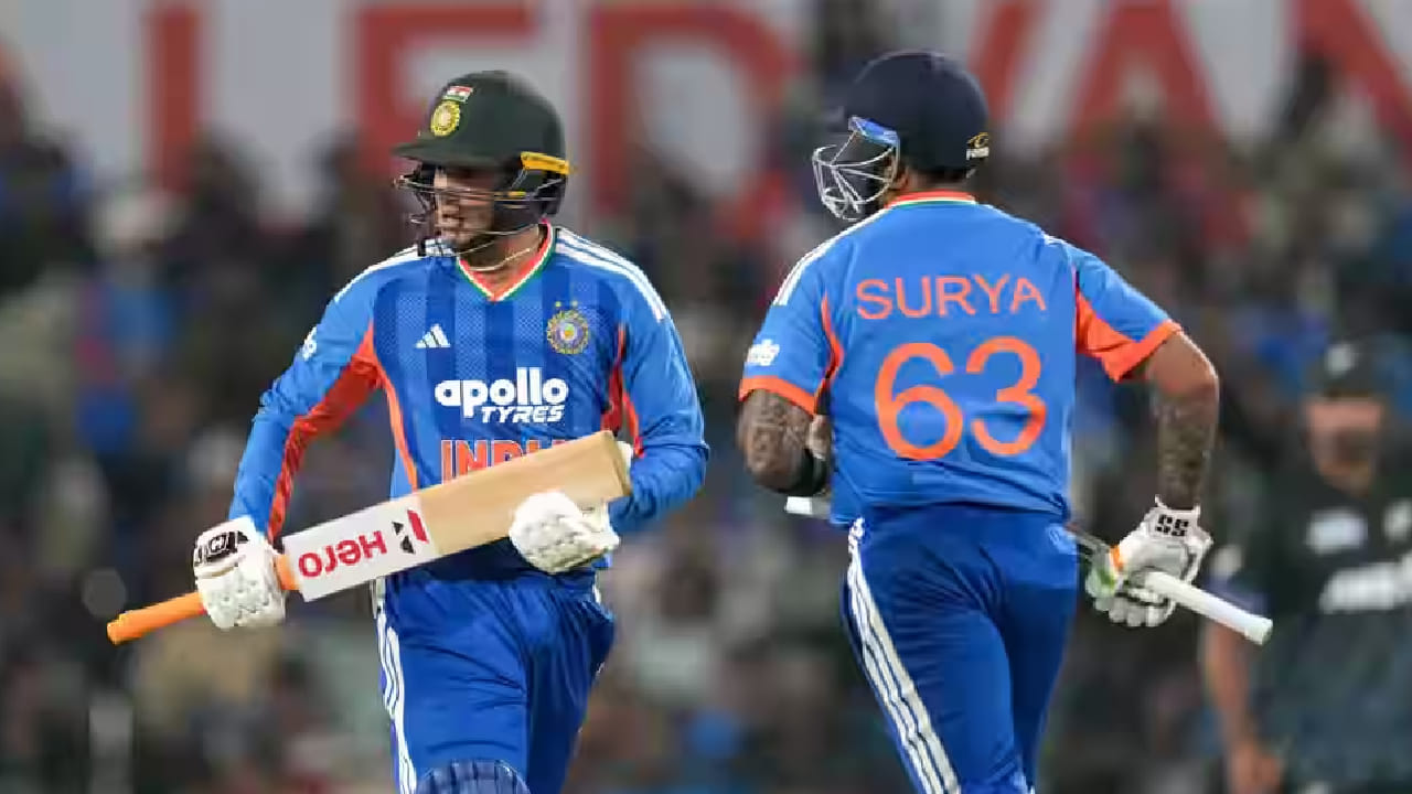 ಅಂದರೆ ಟಿ೨೦ ಕ್ರಿಕೆಟ್ ಇತಿಹಾಸದಲ್ಲೇ ಅತ್ಯಧಿಕ ಬಾರಿ 200+ ರನ್ ಕಲೆಹಾಕಿದ ವಿಶ್ವ ದಾಖಲೆ ಟೀಮ್ ಇಂಡಿಯಾ ಹೆಸರಿನಲ್ಲಿದೆ. ಈ ವಿಶ್ವ ದಾಖಲೆಯ ಇದೀಗ 44 ಕ್ಕೇರಿಸಿದ್ದಾರೆ. ಅಂದರೆ ಭಾರತ ತಂಡವು ಈವರೆಗೆ 44 ಬಾರಿ ಇನ್ನೂರಕ್ಕೂ ಅಧಿಕ ರನ್ ಕಲೆಹಾಕಿದ್ದಾರೆ.