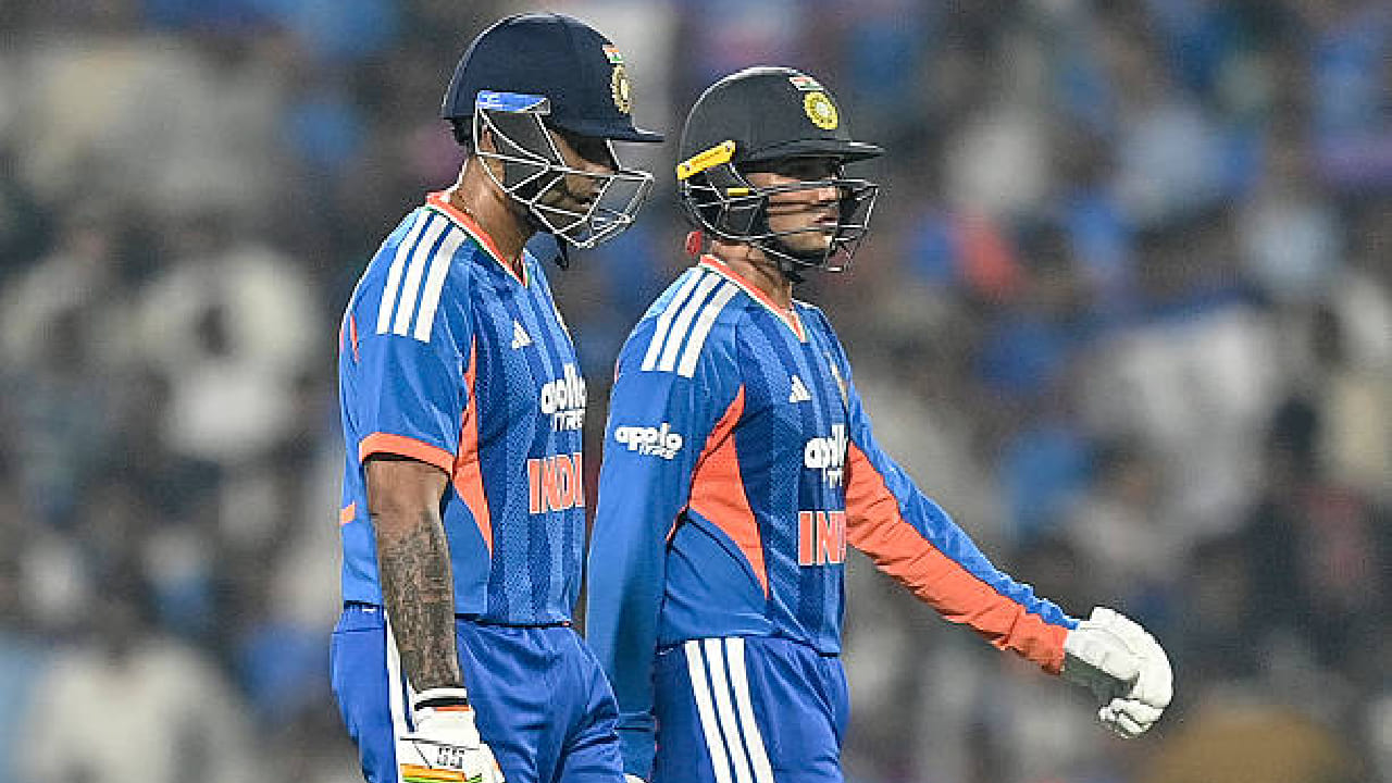 ಅದರಂತೆ ಮೊದಲು ಬ್ಯಾಟ್ ಮಾಡಿದ ನ್ಯೂಝಿಲೆಂಡ್ ತಂಡವು 20 ಓವರ್ಗಳಲ್ಲಿ 9 ವಿಕೆಟ್ ಕಳೆದುಕೊಂಡು ಕಲೆಹಾಕಿದ್ದು 153 ರನ್ಗಳು. ಈ ಗುರಿಯನ್ನು ಬೆನ್ನತ್ತಿದ ಟೀಮ್ ಇಂಡಿಯಾ ಉತ್ತಮ ಆರಂಭ ಪಡೆದಿರಲಿಲ್ಲ. ಇನಿಂಗ್ಸ್ನ ಮೊದಲ ಎಸೆತದಲ್ಲೇ ಸಂಜು ಸ್ಯಾಮ್ಸನ್ ಗೋಲ್ಡನ್ ಡಕ್ಗೆ ಔಟಾಗಿದ್ದರು.