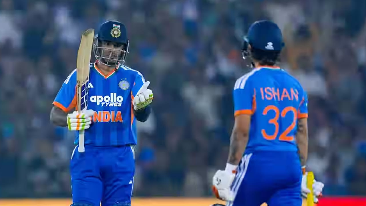 ಆದರೆ ಮೂರನೇ ಕ್ರಮಾಂಕದಲ್ಲಿ ಕಣಕ್ಕಿಳಿದ ಇಶಾನ್ ಕಿಶನ್ 32 ಎಸೆತಗಳಲ್ಲಿ 11 ಫೋರ್ ಹಾಗೂ 4 ಸಿಕ್ಸರ್​ಗಳೊಂದಿಗೆ 76 ರನ್ ಚಚ್ಚಿದರು. ಇನ್ನು ನಾಯಕ ಸೂರ್ಯಕುಮಾರ್ ಯಾದವ್ 37 ಎಸೆತಗಳಲ್ಲಿ 4 ಸಿಕ್ಸ್ ಹಾಗೂ 9 ಫೋರ್​ಗಳೊಂದಿಗೆ ಅಜೇಯ 82 ರನ್ ಬಾರಿಸಿದರು.