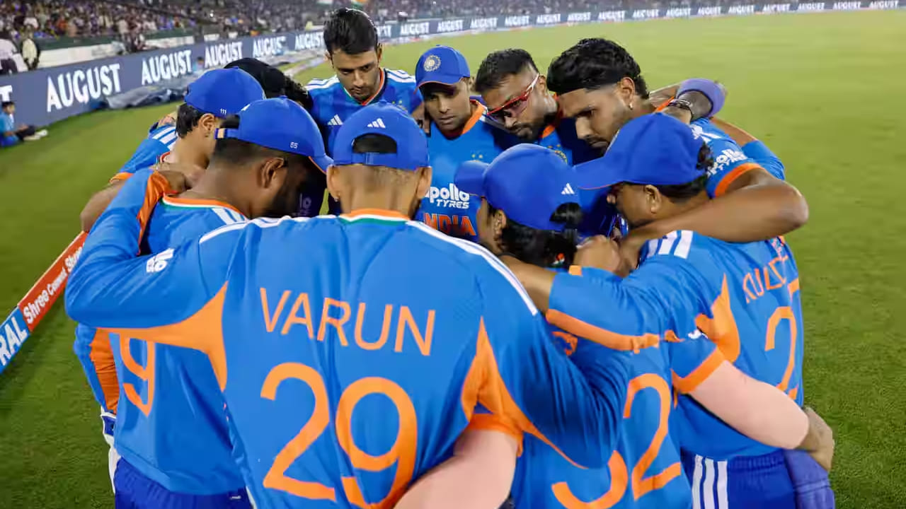 ಇನ್ನು ಭಾರತ ತಂಡವು ಈವರೆಗೆ ಆಡಿದ 265 ಟಿ20 ಪಂದ್ಯಗಳಲ್ಲಿ 183 ಮ್ಯಾಚ್​ಗಳಲ್ಲಿ ಜಯ ಸಾಧಿಸಿದೆ. ಇನ್ನು ಸೋತಿರುವುದು ಕೇವಲ 73 ಪಂದ್ಯಗಳಲ್ಲಿ ಮಾತ್ರ. ಇನ್ನುಳಿದ ಪಂದ್ಯಗಳಲ್ಲಿ 7 ಮ್ಯಾಚ್​ಗಳು ಟೈ ಆಗಿದೆ. ಹಾಗೆಯೇ 6 ಪಂದ್ಯಗಳು ಕಾರಣಾಂತರಗಳಿಂದ ರದ್ದಾಗಿದ್ದವು. ಅಂದರೆ ಟಿ20 ಕ್ರಿಕೆಟ್​ನಲ್ಲಿ ಅತ್ಯಧಿಕ ಪಂದ್ಯಗಳನ್ನು ಗೆದ್ದ ತಂಡವೆಂಬ ವಿಶ್ವ ದಾಖಲೆ ಕೂಡ ಟೀಮ್ ಇಂಡಿಯಾ ಹೆಸರಿನಲ್ಲಿದೆ.