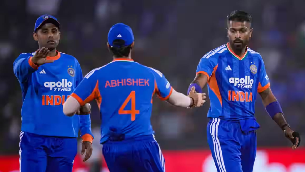 ಅದರಂತೆ ಶಹೀರ್ ವೀರ್ ನಾರಣಾಯಣ್ ಸಿಂಗ್ ಮೈದಾನದಲ್ಲಿ ಟೀಮ್ ಇಂಡಿಯಾ ಕಣಕ್ಕಿಳಿಯುತ್ತಿದ್ದಂತೆ ತವರಿನಲ್ಲಿ 100 ಟಿ20 ಪಂದ್ಯಗಳನ್ನಾಡಿದ ವಿಶೇಷ ದಾಖಲೆಯನ್ನು ತಮ್ಮದಾಗಿಸಿಕೊಂಡರು. ಈ ಮೂಲಕ ಈ ಸಾಧನೆ ಮಾಡಿದ ವಿಶ್ವದ 3ನೇ ತಂಡವೆಂಬ ಹೆಗ್ಗಳಿಕೆಗೂ ಪಾತ್ರರಾದರು.