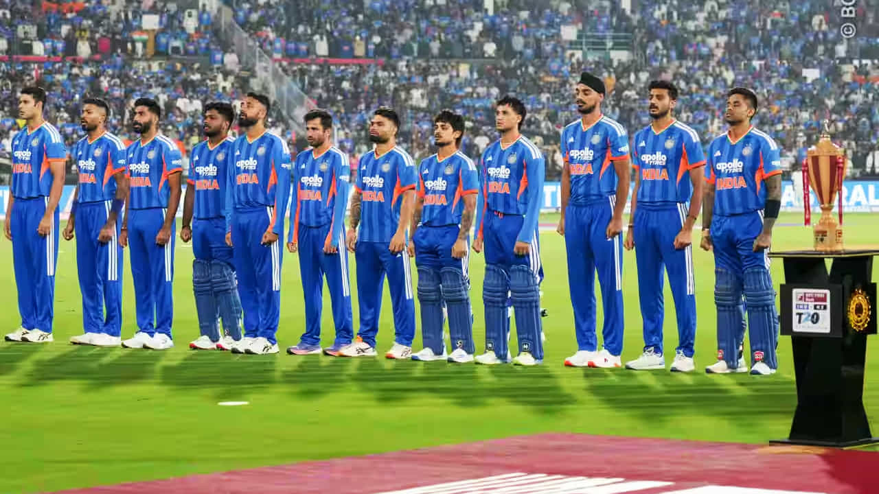 ಟೀಮ್ ಇಂಡಿಯಾ, ನ್ಯೂಝಿಲೆಂಡ್ ವಿರುದ್ಧ 2ನೇ ಟಿ20 ಪಂದ್ಯದಲ್ಲಿ ಕಣಕ್ಕಿಳಿಯುವ ಮೂಲಕ ಹೊಸ ವಿಶ್ವ ದಾಖಲೆ ನಿರ್ಮಿಸಿದೆ. ರಾಯ್ಪುರದಲ್ಲಿ ನಡೆದ ಈ ಪಂದ್ಯದಲ್ಲಿ ಟಾಸ್ ಗೆದ್ದ ಟೀಮ್ ಇಂಡಿಯಾ ನಾಯಕ ಸೂರ್ಯಕುಮಾರ್ ಯಾದವ್ ಬೌಲಿಂಗ್ ಆಯ್ದುಕೊಂಡಿದ್ದರು.