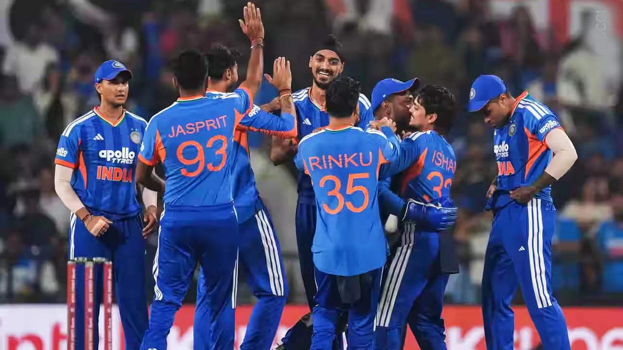 ಇದೀಗ ಭಾರತ ತಂಡವು ಈ ಪಟ್ಟಿಗೆ ಸೇರ್ಪಡೆಯಾಗಿದೆ. ಟೀಮ್ ಇಂಡಿಯಾ ಈವರೆಗೆ 265 ಟಿ20 ಅಂತಾರಾಷ್ಟ್ರೀಯ ಪಂದ್ಯಗಳನ್ನಾಡಿದೆ. ಇದರಲ್ಲಿ ಭಾರತದಲ್ಲಿ ಆಡಿದ ಪಂದ್ಯಗಳ ಸಂಖ್ಯೆ 100. ಈ ಮೂಲಕ ತವರು ಮೈದಾನದಲ್ಲಿ 100 ಟಿ20 ಪಂದ್ಯಗಳನ್ನಾಡಿದ ವಿಶೇಷ ದಾಖಲೆ ಪಟ್ಟಿಗೆ ಟೀಮ್ ಇಂಡಿಯಾ ಸೇರ್ಪಡೆಯಾಗಿದೆ.