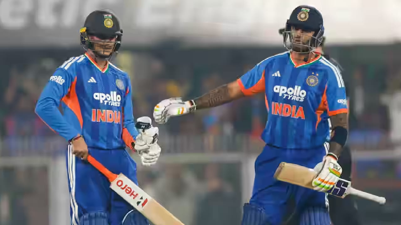 ಇದೀಗ ಟೀಮ್ ಇಂಡಿಯಾ ಬರೋಬ್ಬರಿ 60 ಎಸೆತಗಳನ್ನು ಬಾಕಿಯಿರಿಸಿ 150+ ರನ್ ಚೇಸಿಂಗ್ ಮಾಡಿ ಗೆದ್ದಿದೆ. ಈ ಮೂಲಕ ಟಿ20 ಕ್ರಿಕೆಟ್​ನಲ್ಲಿ ಅತೀ ಕಡಿಮೆ ಓವರ್​ಗಳಲ್ಲಿ 150 ಕ್ಕಿಂತ ಹೆಚ್ಚಿನ ಸ್ಕೋರ್ ಬೆನ್ನತ್ತಿ ಗೆದ್ದ ವಿಶ್ವ ದಾಖಲೆಯನ್ನು ಟೀಮ್ ಇಂಡಿಯಾ ತನ್ನದಾಗಿಸಿಕೊಂಡಿದೆ.