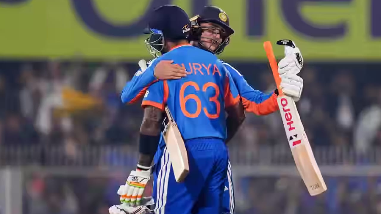 154 ರನ್​ಗಳ ಗುರಿ ಪಡೆದ ಟೀಮ್ ಇಂಡಿಯಾ ಪರ ಅಭಿಷೇಕ್ ಶರ್ಮಾ ಹಾಗೂ ಸೂರ್ಯಕುಮಾರ್ ಯಾದವ್ ಸಿಡಿಲಬ್ಬರದ ಬ್ಯಾಟಿಂಗ್ ಪ್ರದರ್ಶಿಸಿದರು. 20 ಎಸೆತಗಳನ್ನು ಎದುರಿಸಿದ ಅಭಿಷೇಕ್ 68 ರನ್ ಬಾರಿಸಿದರೆ, ಸೂರ್ಯಕುಮಾರ್ 26 ಎಸೆತಗಳಲ್ಲಿ 57 ರನ್​ ಚಚ್ಚಿದರು.