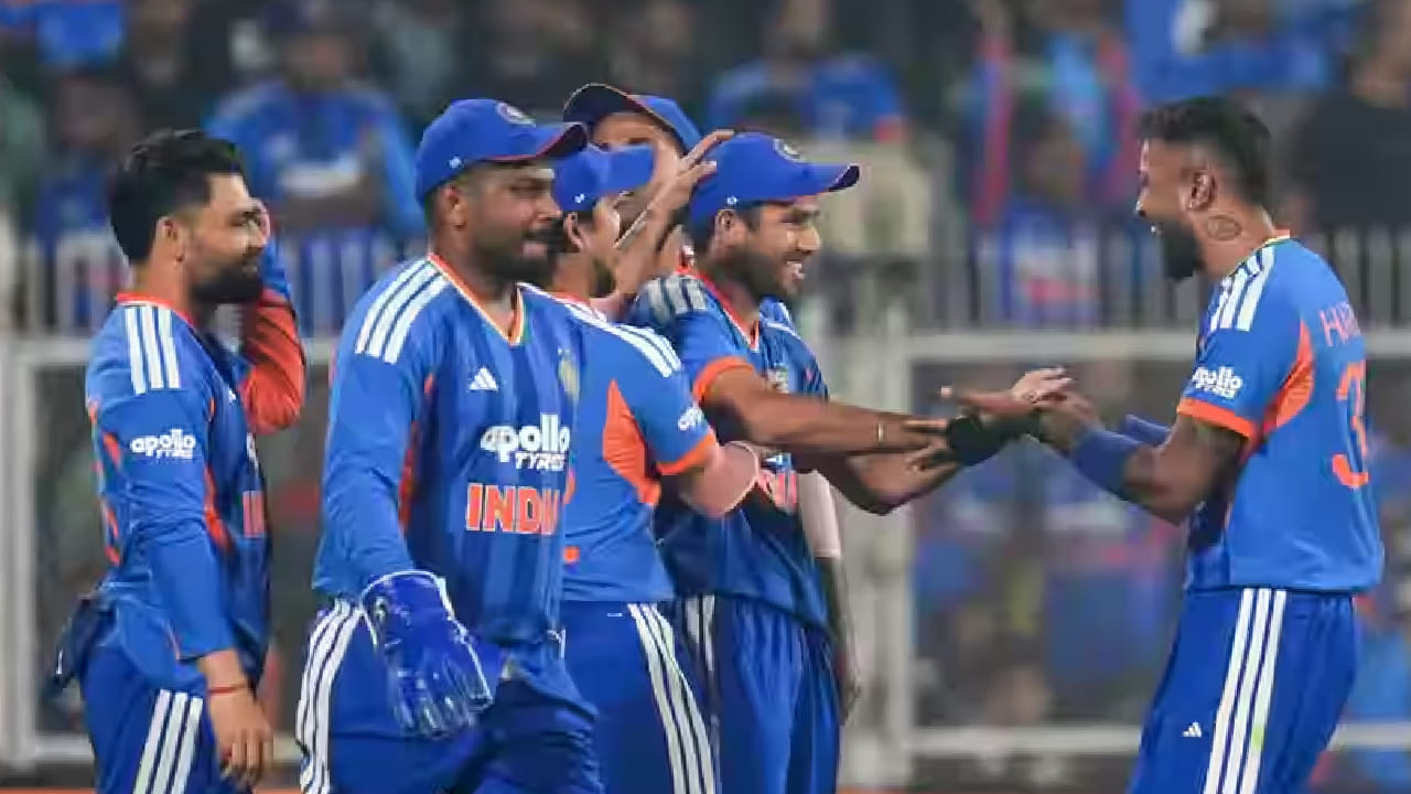 ಇನ್ನು ಈ ಪಂದ್ಯದಿಂದ ಹರ್ಷಿತ್ ರಾಣಾ ಕೂಡ ಹೊರಗುಳಿದರೆ ಅಚ್ಚರಿಪಡಬೇಕಿಲ್ಲ. ಏಕೆಂದರೆ ಕಳೆದ ಪಂದ್ಯದ ವೇಳೆ ಅರ್ಷದೀಪ್ ಸಿಂಗ್​​ಗೆ ವಿಶ್ರಾಂತಿ ನೀಡಲಾಗಿತ್ತು. ಹೀಗಾಗಿ ಈ ಪಂದ್ಯದಲ್ಲಿ ಅರ್ಷದೀಪ್​​ ಸಿಂಗ್​ ಅವರನ್ನು ಕಣಕ್ಕಿಳಿಸಿದ ಹರ್ಷಿತ್​ಗೆ ರೆಸ್ಟ್ ನೀಡುವ ಸಾಧ್ಯತೆಯಿದೆ. ಹಾಗೆಯೇ ರವಿ ಬಿಷ್ಣೋಯ್ ಬದಲಿಗೆ ಈ ಮ್ಯಾಚ್​ನಲ್ಲಿ ವರುಣ್ ಚಕ್ರವರ್ತಿ ಮತ್ತೆ ಕಣಕ್ಕಿಳಿಯುವುದನ್ನು ಎದುರು ನೋಡಬಹುದು. ಅದರಂತೆ ಟೀಮ್ ಇಂಡಿಯಾದ ಸಂಭಾವ್ಯ ಪ್ಲೇಯಿಂಗ್ ಇಲೆವೆನ್ ಈ ಕೆಳಗಿನಂತಿರಲಿದೆ...