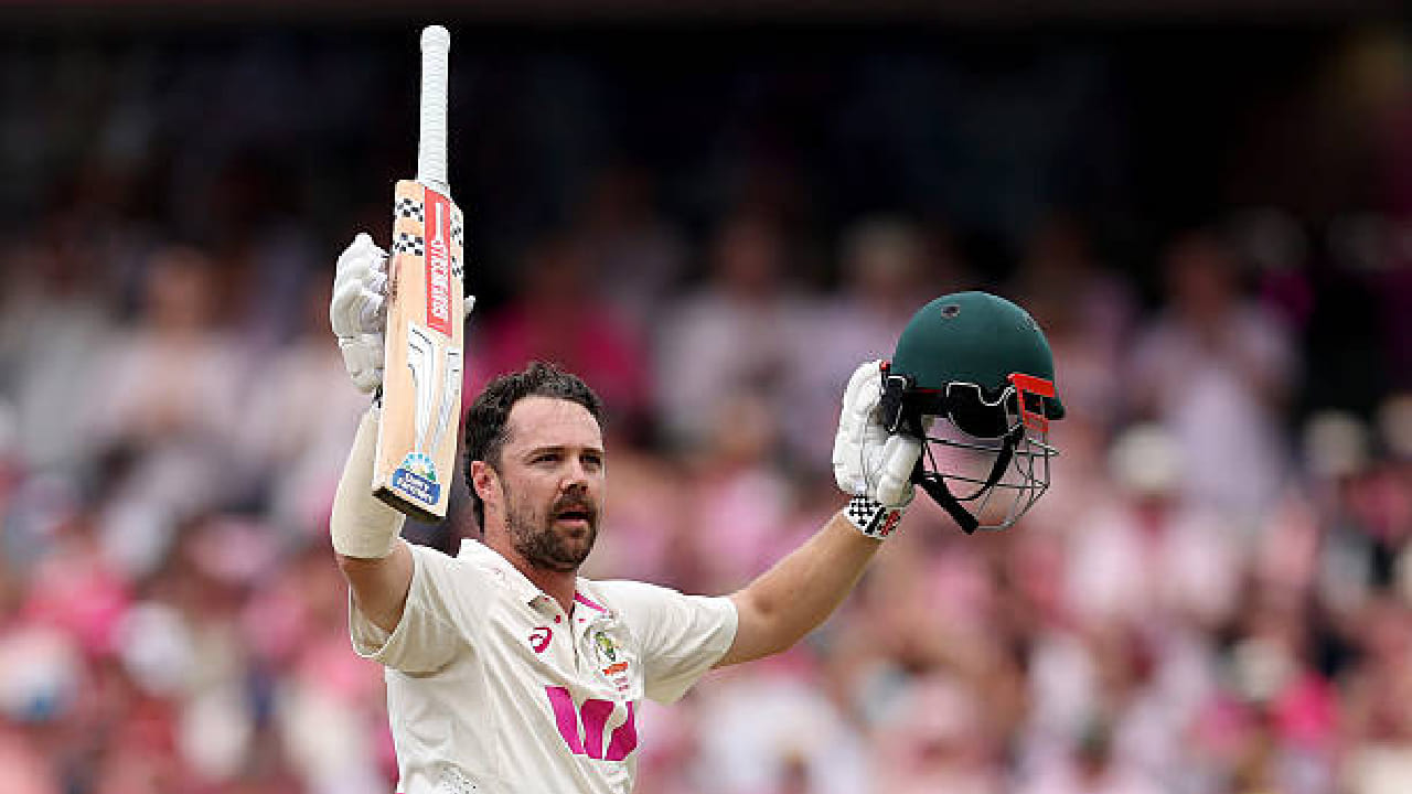 ಭರ್ಜರಿ ಸೆಂಚುರಿ ಬಳಿಕ ಕೂಡ ಸ್ಪೋಟಕ ಇನಿಂಗ್ಸ್ ಮುಂದುವರೆಸಿದ ಹೆಡ್ 150 ರನ್​ಗಳಿಸಲು ತೆಗೆದುಕೊಂಡಿದ್ದು ಕೇವಲ 152 ಎಸೆತಗಳನ್ನು ಮಾತ್ರ. ಈ ಮೂಲಕ ಆ್ಯಶಸ್ ಸರಣಿಯ ಇತಿಹಾಸದಲ್ಲೇ 160 ಕ್ಕಿಂತ ಕಡಿಮೆ ಎಸೆತಗಳಲ್ಲಿ ಎರಡು ಬಾರಿ 150 ರನ್​ ಕಲೆಹಾಕಿದ ಮೊದಲ ಬ್ಯಾಟರ್ ಎನಿಸಿಕೊಂಡಿದ್ದಾರೆ.