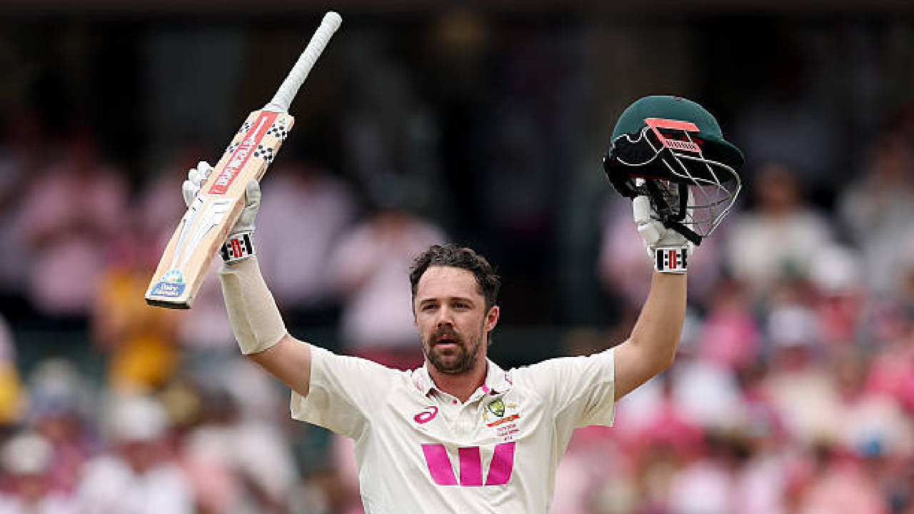 ಸಿಡ್ನಿ ಕ್ರಿಕೆಟ್ ಗ್ರೌಂಡ್ನಲ್ಲಿ ನಡೆದ ಇಂಗ್ಲೆಂಡ್ ವಿರುದ್ಧದ 5ನೇ ಟೆಸ್ಟ್ ಪಂದ್ಯದ ಮೊದಲ ಇನಿಂಗ್ಸ್ನಲ್ಲಿ ಟ್ರಾವಿಸ್ ಹೆಡ್ 163 ರನ್ಗಳ ಇನಿಂಗ್ಸ್ ಆಡಿದ್ದಾರೆ. ಈ ಶತಕದೊಂದಿಗೆ ಆಸ್ಟ್ರೇಲಿಯಾದ 7 ಸ್ಟೇಡಿಯಂಗಳಲ್ಲಿ ಟೆಸ್ಟ್ ಶತಕ ಸಿಡಿಸಿದ 5ನೇ ಬ್ಯಾಟರ್ ಎಂಬ ಹೆಗ್ಗಳಿಕೆಯನ್ನು ಟ್ರಾವಿಸ್ ಹೆಡ್ ತಮ್ಮದಾಗಿಸಿಕೊಂಡಿದ್ದಾರೆ.