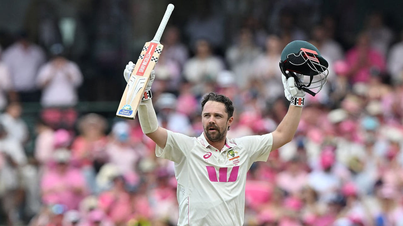 ಇದೀಗ ಅಡಿಲೇಡ್, ಬ್ರಿಸ್ಬೇನ್, ಮೆಲ್ಬೋರ್ನ್, ಸಿಡ್ನಿ, ಹೊಬಾರ್ಟ್, ಪರ್ತ್ ಹಾಗೂ ಕ್ಯಾನ್ಬೆರಾದಲ್ಲಿ ಟೆಸ್ಟ್ ಸೆಂಚುರಿಗಳನ್ನು ಸಿಡಿಸುವ ಮೂಲಕ ಟ್ರಾವಿಸ್ ಹೆಡ್ ಕೂಡ ಈ ಸಾಧಕರ ಪಟ್ಟಿಗೆ ಸೇರ್ಪಡೆಯಾಗಿದ್ದಾರೆ. ಹೆಡ್ ಈ ಸಾಧನೆ ಮಾಡಿರುವುದು ಕೇವಲ 65 ಟೆಸ್ಟ್ ಪಂದ್ಯಗಳ ಮೂಲಕ ಎಂಬುದು ವಿಶೇಷ.