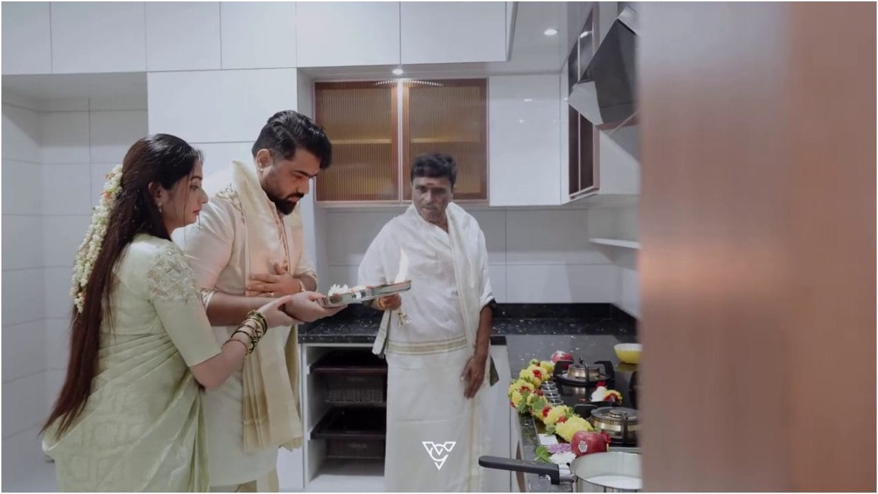 ಪೂಜಾ ವಿಧಿ ವಿಧಾನಗಳನ್ನು ಸೋನಲ್ ಹಾಗೂ ತರುಣ್ ಅವರು ಮಾಡಿದ್ದಾರೆ. ಈ ಸಂದರ್ಭದ ವಿಡಿಯೋನ ಸೋನಲ್ ಹಂಚಿಕೊಂಡಿದ್ದಾರೆ. ಸೆಲೆಬ್ರಿಟಿಗಳು ಕೂಡ ಆಗಮಿಸಿ ದಂಪತಿಗೆ ಶುಭಕೋರಿದ್ದಾರೆ. 