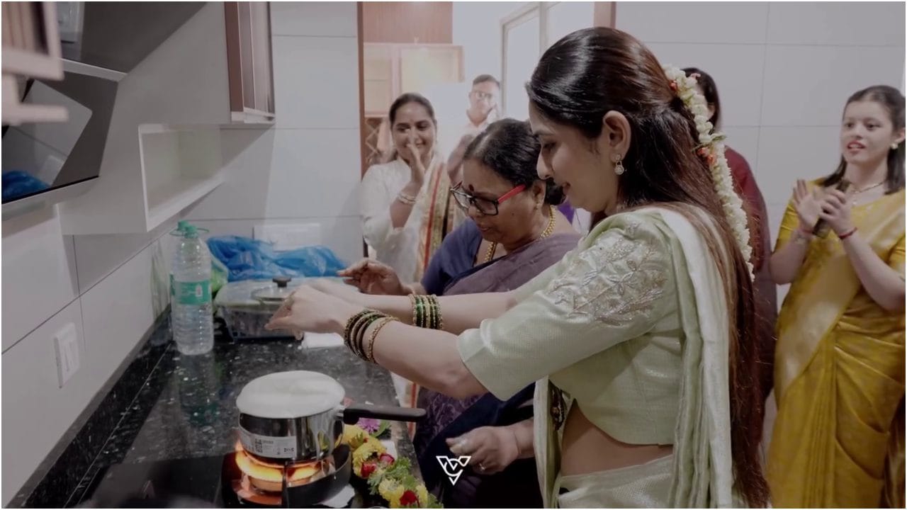 ಹೊಸ ಮನೆ ಪ್ರವೇಶಿಸುವಾಗ ಹಾಲುಕ್ಕಿಸೋ ಸಂಪ್ರದಾಯ ಇದೆ. ಸೋನಲ್ ಕೂಡ ಇದನ್ನು ಪಾಲಿಸಿದ್ದಾರೆ. ಅವರು ಮದುವೆ ಬಳಿಕ ಹಿಂದೂ ಧರ್ಮವನ್ನು ಪಾಲಿಸುತ್ತಾ ಇದ್ದಾರೆ. ಹಿಂದೂ ಸಂಪ್ರದಾಯಗಳನ್ನು ಇಷ್ಟಪಟ್ಟು ಅನುಸರಿಸುತ್ತಿದ್ದಾರೆ.