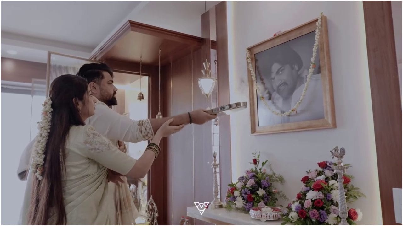 ಇಡೀ ಮನೆಯಲ್ಲಿ ಒಬ್ಬರ ಫೋಟೋ ಹೈಲೈಟ್ ಆಗಿದೆ. ಅದುವೇ ತರುಣ್ ತಂದೆ ಸುಧೀರ್. ಅವರ ಫೋಟೋವನ್ನು ಮನೆಯ ಹಾಲ್​​ನಲ್ಲಿ ದೊಡ್ಡದಾಗಿ ಹಾಕಲಾಗಿದೆ. ಈ ಫೋಟೋಗೆ ದಂಪತಿ ಪೂಜೆ ಮಾಡಿದ್ದಾರೆ. 