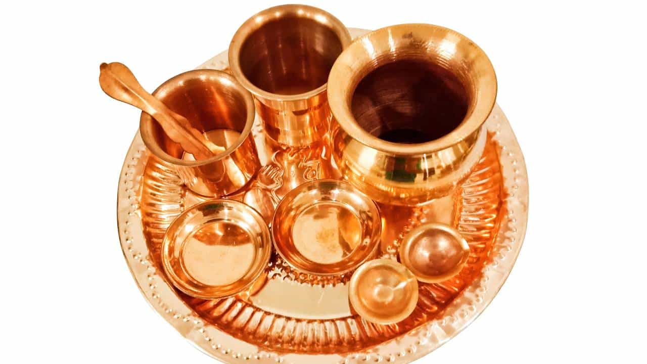 Pooja Room Vasthu: ದೇವರ ಕೋಣೆಯಲ್ಲಿ ಯಾವಾಗಲೂ ನೀರಿನಿಂದ ತುಂಬಿರುವ ಚೆಂಬು ಇರಲೇಬೇಕು , ಯಾಕೆ ಗೊತ್ತಾ? Pooja Room Vasthu: ದೇವರ ಕೋಣೆಯಲ್ಲಿ ಯಾವಾಗಲೂ ನೀರಿನಿಂದ ತುಂಬಿರುವ ಚೆಂಬು ಇರಲೇಬೇಕು , ಯಾಕೆ ಗೊತ್ತಾ?