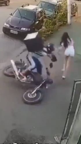 ಯುವತಿಯ ಪರ್ಸ್​ ಕದ್ದು ಹೊರಟ ಕಳ್ಳನ ಗತಿ ಏನಾಯ್ತು ನೋಡಿ