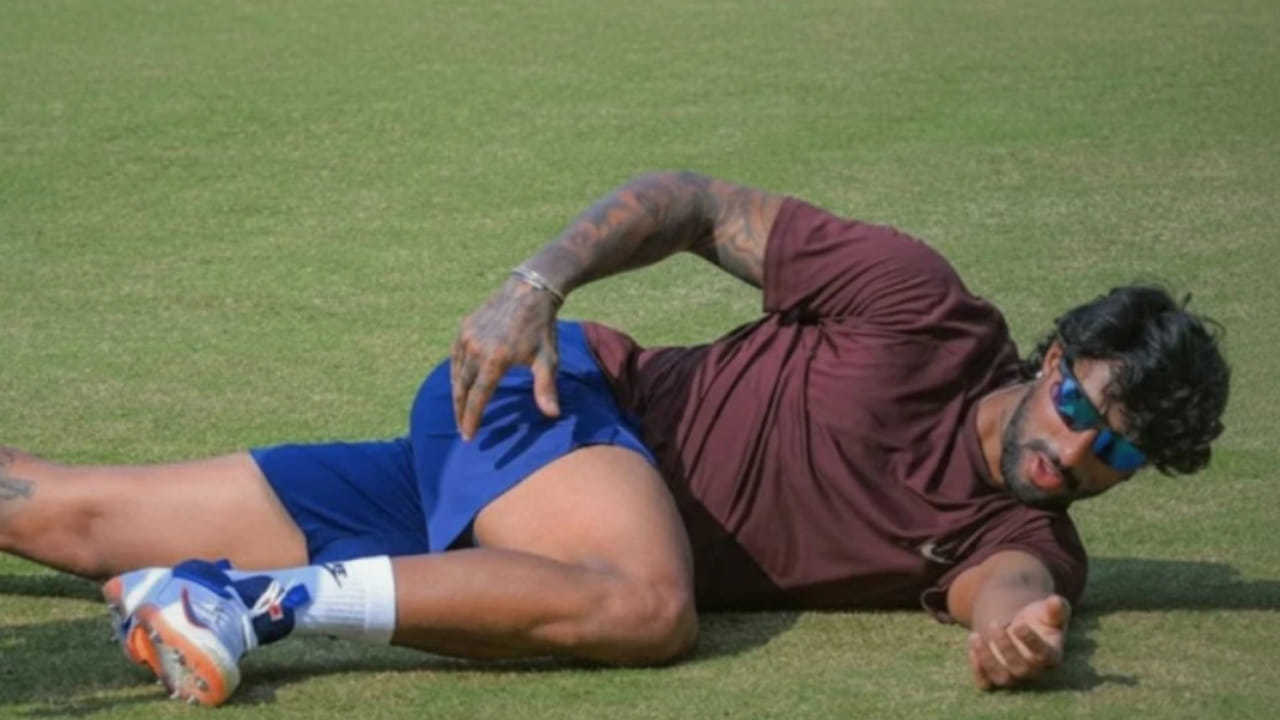 ವಿಜಯ್ ಹಜಾರೆ ಟ್ರೋಫಿ ಪಂದ್ಯದ ಸಮಯದಲ್ಲಿ ಗಂಭೀರ ಗಾಯಕ್ಕೆ ತುತ್ತಾಗಿದ್ದ ತಂಡದ ಯುವ ಬ್ಯಾಟ್ಸ್ಮನ್ ತಿಲಕ್ ವರ್ಮಾ ಶಸ್ತ್ರ ಚಿಕಿತ್ಸೆಗೆ ಒಳಗಾಗಿದ್ದರು. ಅವರ ಚೇತರಿಕೆಗೆ ಇನ್ನು ಸಮಯ ಹಿಡಿಯಲಿದ್ದು, ಹೀಗಾಗಿ ನ್ಯೂಜಿಲೆಂಡ್ ವಿರುದ್ಧದ ಟಿ20 ಸರಣಿಯ ಮೊದಲ ಮೂರು ಪಂದ್ಯಗಳಿಂದ ಹೊರಗುಳಿಯಲಿದ್ದಾರೆ ಎಂದು ಬಿಸಿಸಿಐ ತನ್ನ ಅಧಿಕೃತ ಎಕ್ಸ್ ಖಾತೆಯಲ್ಲಿ ಮಾಹಿತಿ ನೀಡಿದೆ.