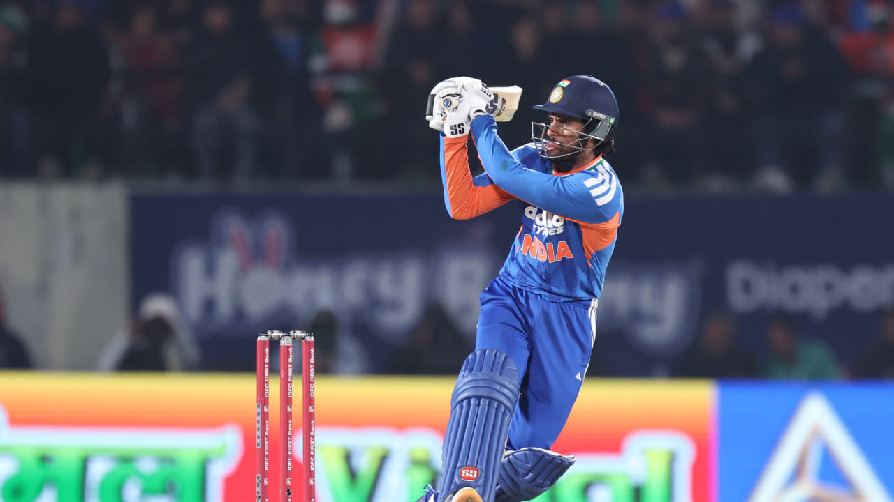 ವಿಜಯ್ ಹಜಾರೆ ಟ್ರೋಫಿಯಲ್ಲಿ ಬಂಗಾಳ ವಿರುದ್ಧದ ಪಂದ್ಯದ ಸಮಯದಲ್ಲಿ ತಿಲಕ್ ವರ್ಮಾ ತೊಡೆಸಂದು ನೋವಿನಿಂದ ಬಳಲುತ್ತಿದ್ದರು. ಹೀಗಾಗಿ ಅವರನ್ನು ತಕ್ಷಣ ಆಸ್ಪತ್ರೆಗೆ ಕರೆದೊಯ್ಯಲಾಯಿತು, ಆ ಬಳಿಕ ಅವರಿಗೆ ಶಸ್ತ್ರಚಿಕಿತ್ಸೆಯನ್ನು ಮಾಡಲಾಗಿದೆ. ಇದೀಗ ಶಸ್ತ್ರಚಿಕಿತ್ಸೆ ಯಶಸ್ವಿಯಾಗಿದ್ದರೂ, ಅವರು ಯಾವಾಗ ಮೈದಾನಕ್ಕೆ ಮರಳಲಿದ್ದಾರೆ ಎಂಬುದು ಖಚಿತವಾಗಿಲ್ಲ.