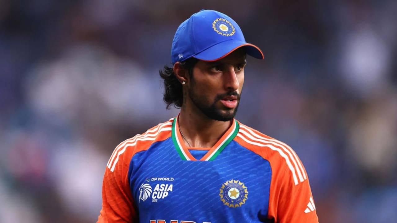 ನ್ಯೂಜಿಲೆಂಡ್ ವಿರುದ್ಧದ ಐದು ಪಂದ್ಯಗಳ ಟಿ20 ಸರಣಿಯನ್ನು ಆತಿಥೇಯ ಟೀಂ ಇಂಡಿಯಾ ಈಗಾಗಲೇ 3-0 ಅಂತರದಿಂದ ವಶಪಡಿಸಿಕೊಂಡಿದೆ. ಆದಾಗ್ಯೂ ಟೀಂ ಇಂಡಿಯಾಕ್ಕೆ ಆಘಾತವೊಂದು ಎದುರಾಗಿದೆ. ಇಂಜುರಿಯಿಂದಾಗಿ ಮೊದಲ ಮೂರು ಪಂದ್ಯಗಳಿಂದ ಹೊರಗುಳಿದಿದ್ದ ಮಧ್ಯಮ ಕ್ರಮಾಂಕದ ಬ್ಯಾಟರ್ ತಿಲಕ್ ವರ್ಮಾ ಉಳಿದೆರಡು ಪಂದ್ಯಗಳಿಂದಲೂ ಹೊರಬಿದ್ದಿದ್ದಾರೆ.