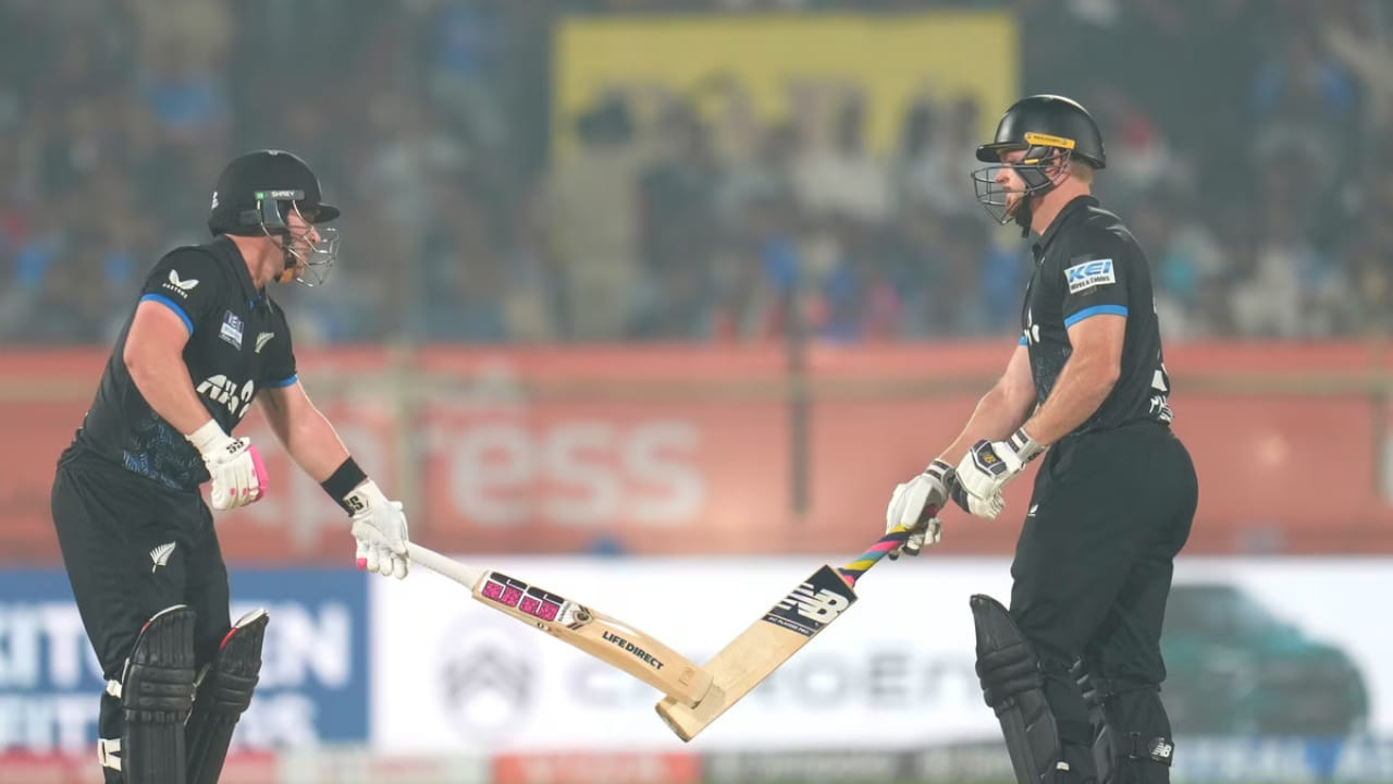 ಕಿವೀಸ್ ತಂಡ 200 ರನ್​ಗಳ ಗಡಿ ದಾಟಲು ಆರಂಭಿಕರು ಪ್ರಮುಖ ಪಾತ್ರವಹಿಸಿದರು. ಕಿವೀಸ್ ತಂಡದ ಆರಂಭಿಕ ಜೋಡಿ ಟಿಮ್ ಸೀಫರ್ಟ್ ಮತ್ತು ಡೆವೊನ್ ಕಾನ್ವೇ ಒಟ್ಟಿಗೆ ಬೌಂಡರಿ ಮತ್ತು ಸಿಕ್ಸರ್‌ಗಳ ಮಳೆಗರೆದರು. ಇದೇ ವೇಳೆ ಟಿಮ್ ಸೀಫರ್ಟ್ ಭಾರತ ವಿರುದ್ಧ ನ್ಯೂಜಿಲೆಂಡ್ ಪರ ಅತಿ ವೇಗದ ಟಿ20 ಅರ್ಧಶತಕದ ದಾಖಲೆಯನ್ನು ಸರಿಗಟ್ಟಿದರು. ಹಾಗೆಯೇ ಡೆವೊನ್ ಕಾನ್ವೇ ಜೊತೆಗಿನ ಹೊತೆಯಾಟದ ಮೂಲಕ 9 ವರ್ಷಗಳ ಹಳೆಯ ದಾಖಲೆಯನ್ನು ಮುರಿದರು.